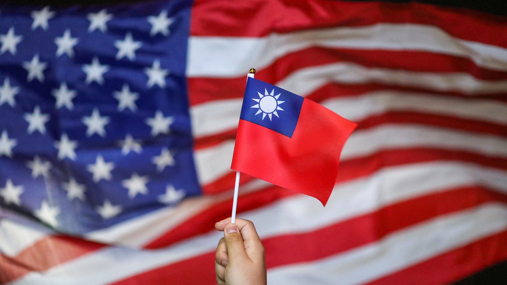 Taiwans Nationalflagge - im Hintergrund eine Flagge der USA | REUTERS