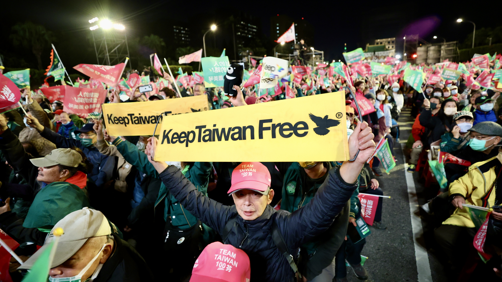 Ein Wähler in Taiwan hält ein Banner mit der Aufschrift "Taiwan soll frei bleiben" hoch
