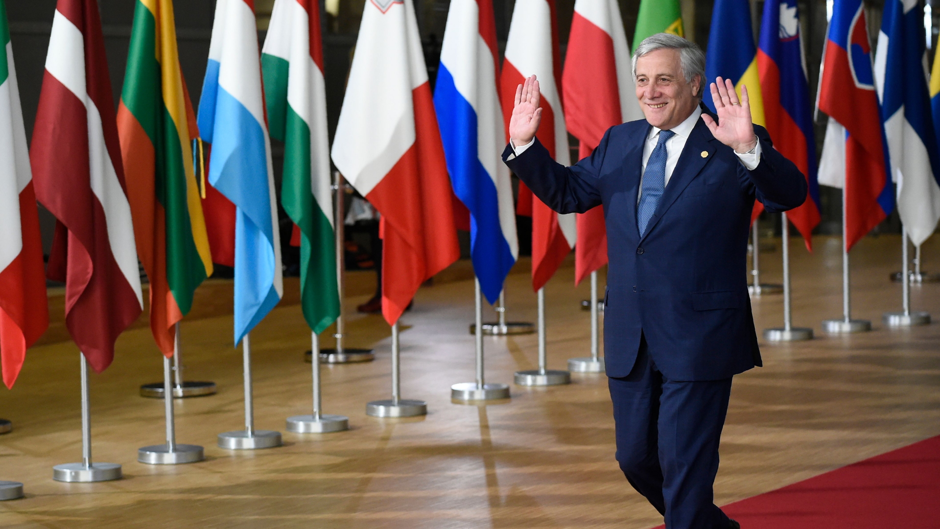 EU-Parlamentspräsident Antonio Tajani schreitet an den Flaggen der EU-Mitgliedsstaaten entlang.