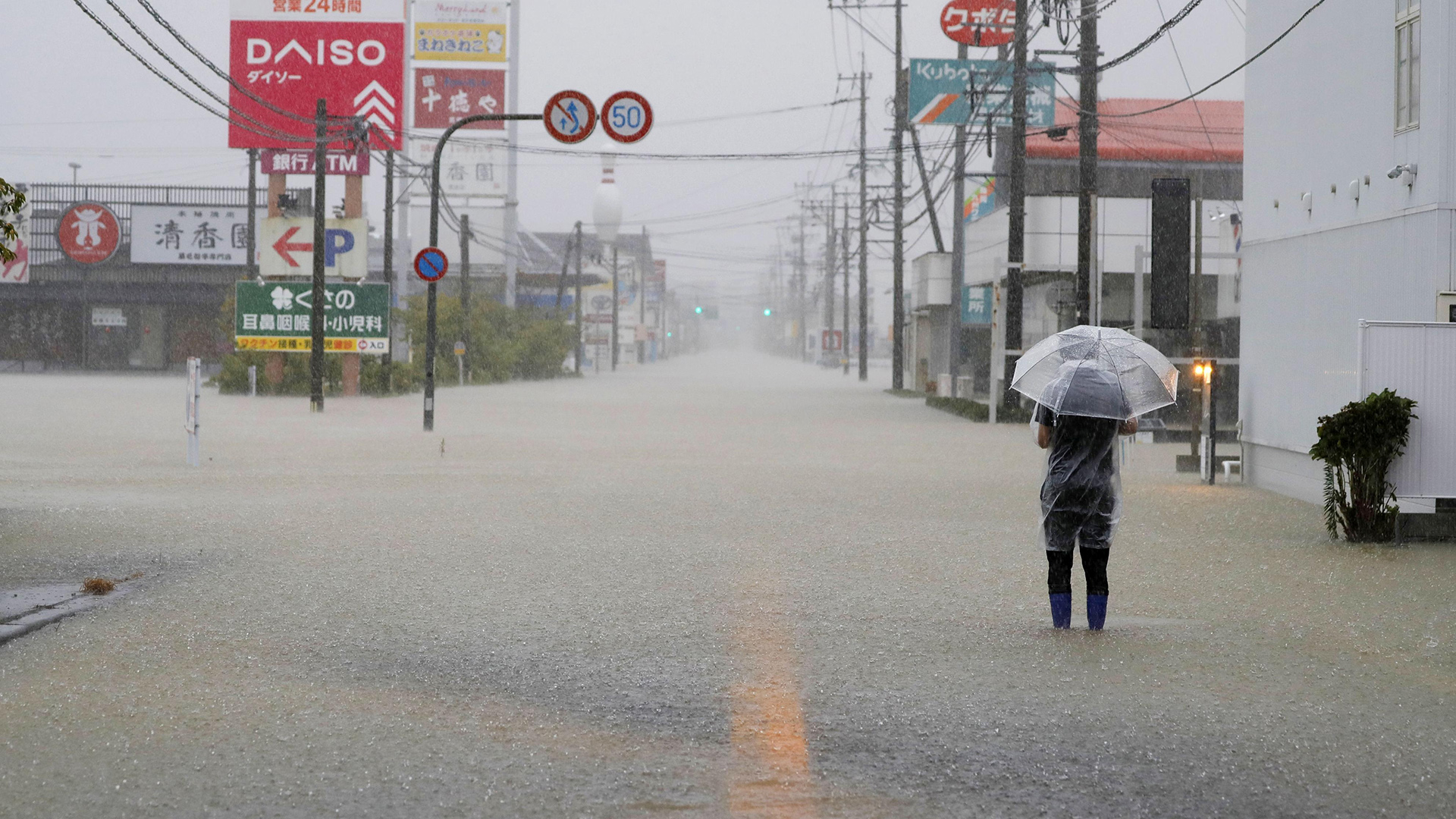 Eine überschwemmte Straße nach sintflutartigen Regenfällen in Takeo, Präfektur Saga, Japan  | via REUTERS