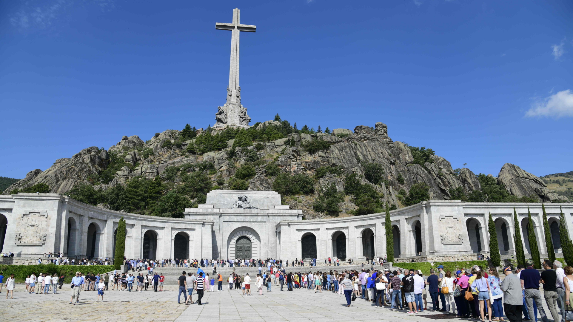 Über der Grabstätte Francos thront ein riesiges Betonkreuz. | AFP