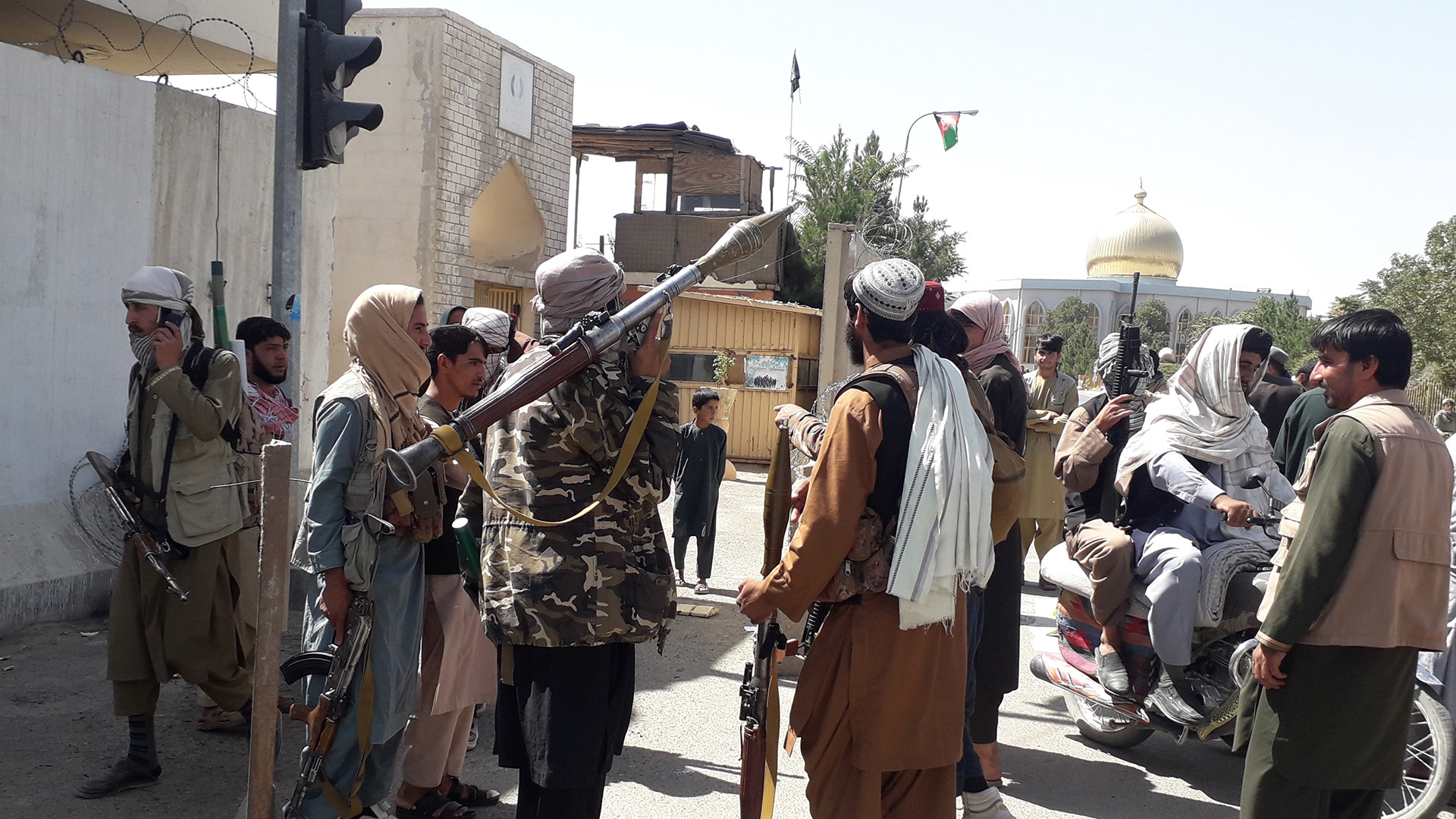 Taliban-Kämpfer patrouillieren in der Provinzhauptstadt Ghazni nahe Kabul. | EPA