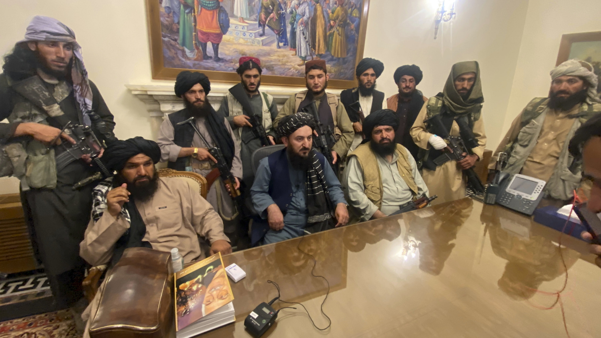 Taliban-Kämpfer im Präsidentenpalast