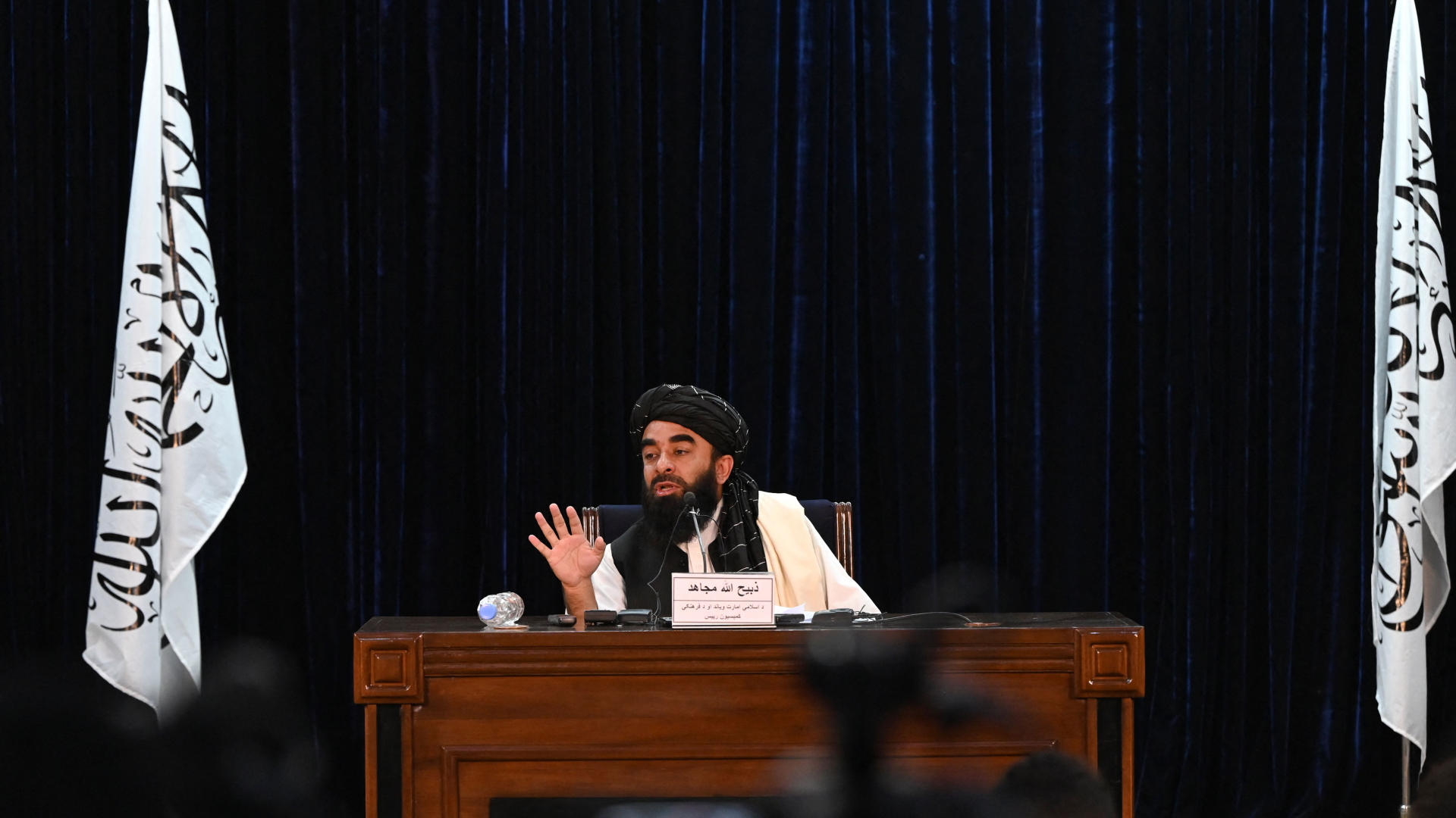Der Sprecher der Taliban, Zabihullah Mujahid, auf einer Pressekonferenz in Kabul. | AFP
