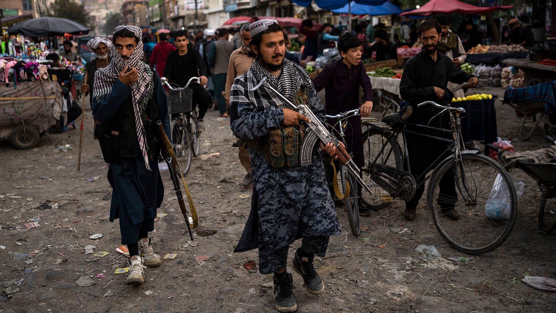 Taliban-Kämpfer patrouillieren auf einem Markt in der Altstadt in Kabul. | picture alliance/dpa/AP