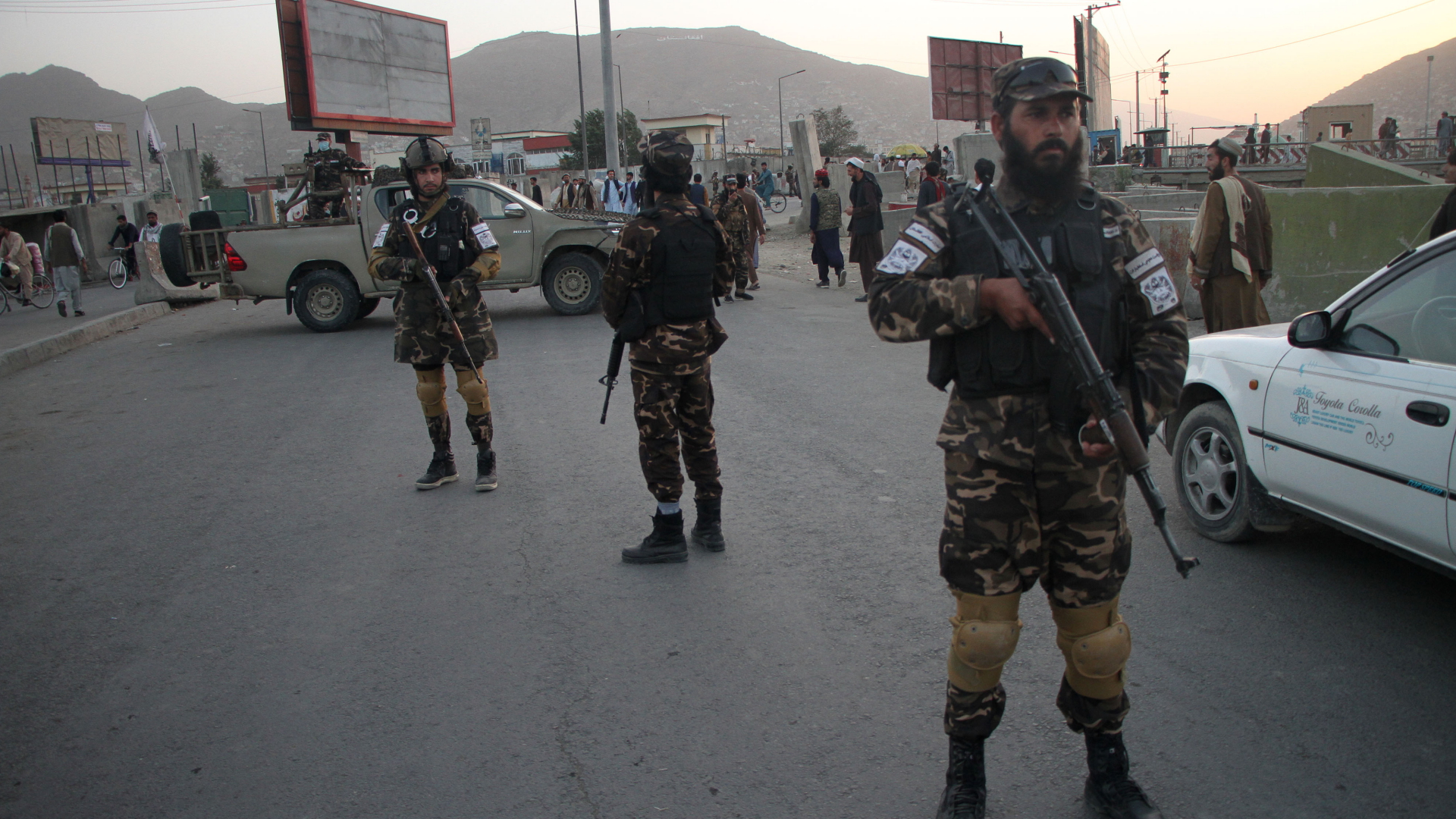 Mitglieder der radikalislamischen Taliban stehen auf einer Straße in Kabul. | dpa
