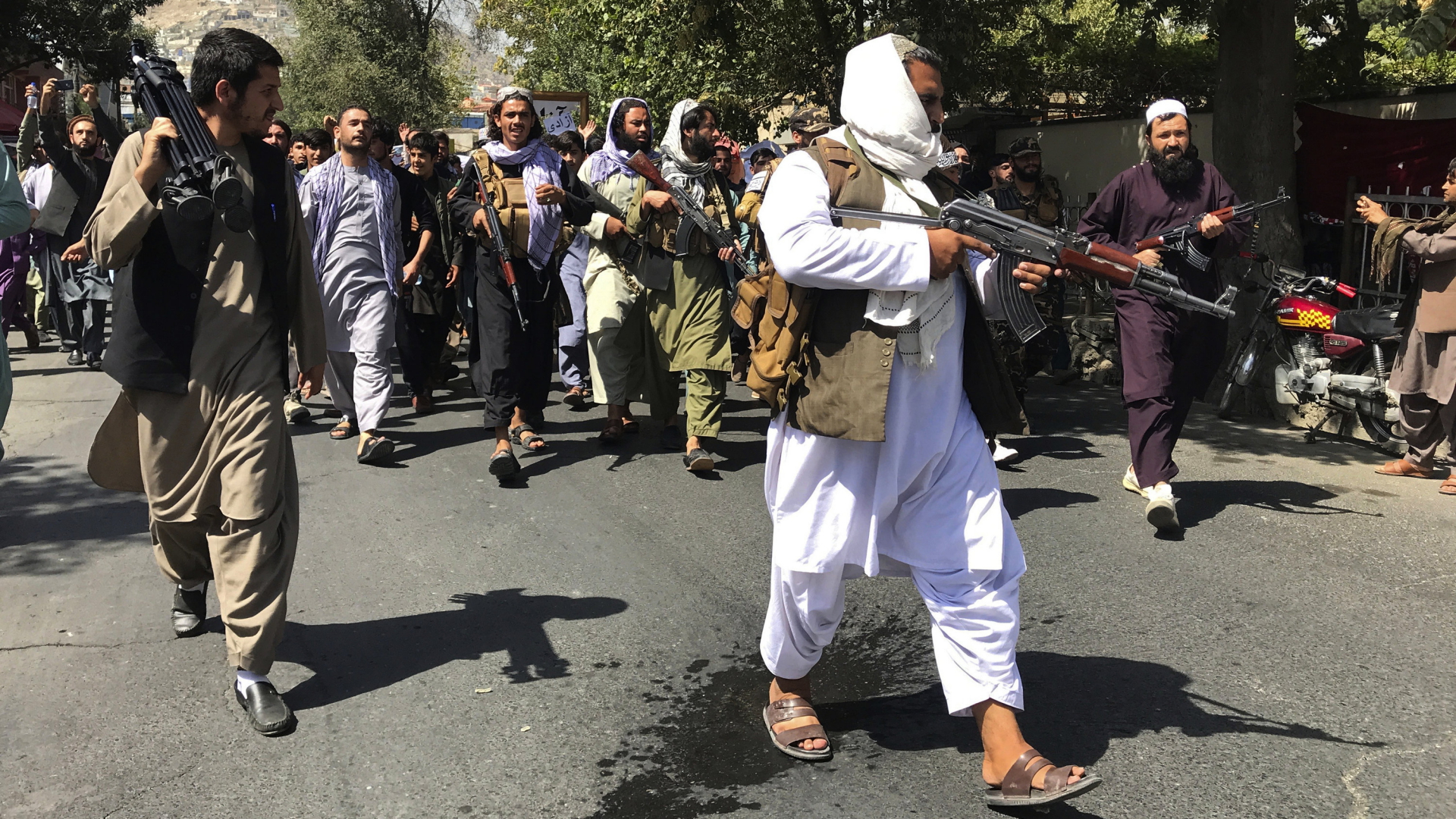 Taliban-Kämpfer bei einer Anti-Pakistan-Demonstration in Kabul. | AP