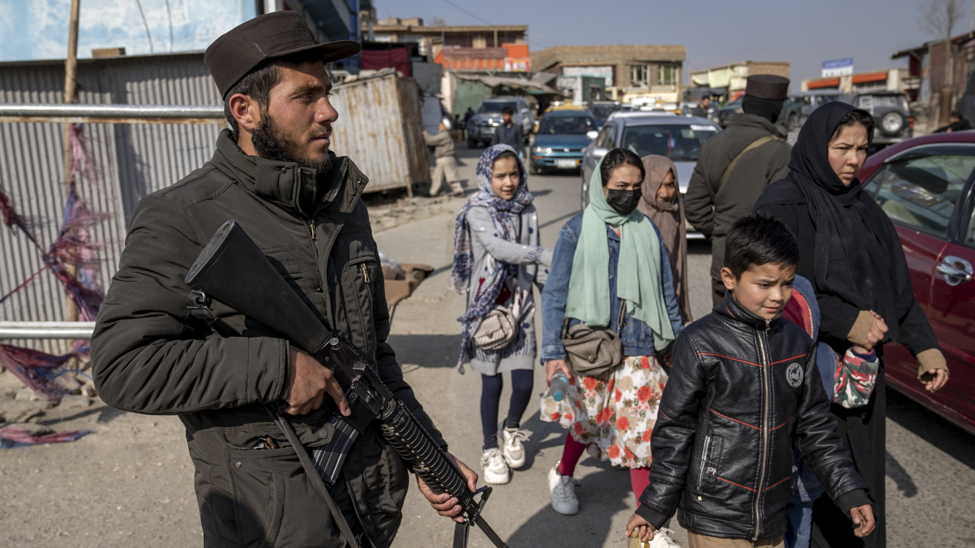Ein Taliban-Kämpfer steht auf einer Straße in Kabul in Afghanistan. | AP