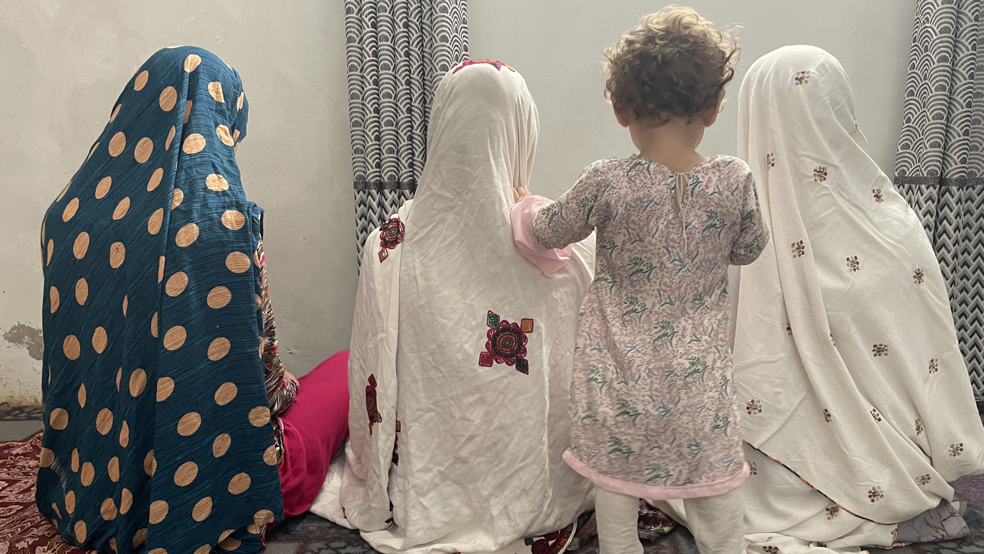 Rückenansicht von Frauen und Mädchen aus einer Taliban-Familie | Silke Diettrich/ARD-Studio Neu-Delhi