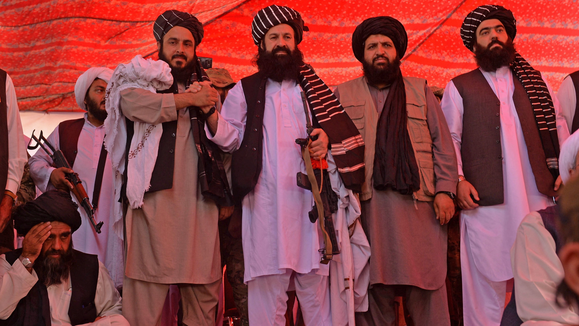 Khalil Haqqani (2. von links), der von den Taliban beauftragte Minister für Flüchtlinge, mit anderen Regierungsmitgliedern und Kommandeuren. | AFP