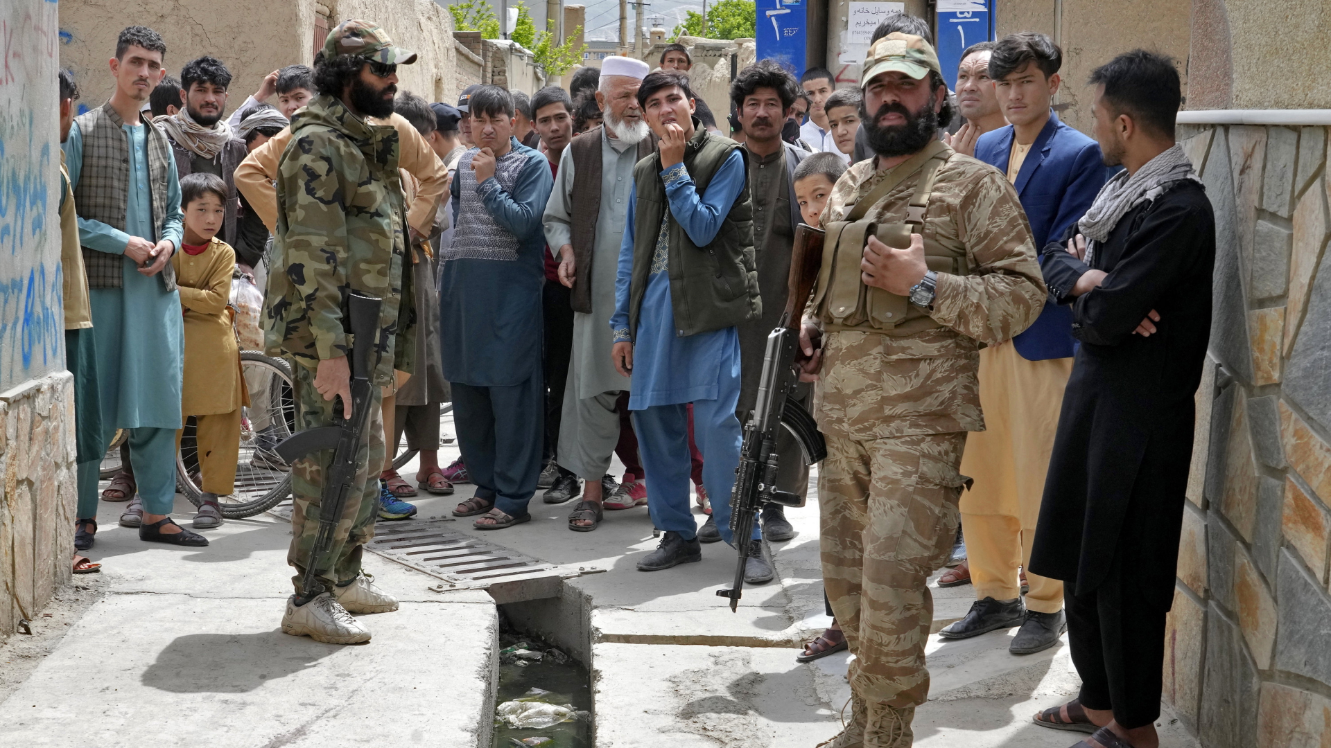 Taliban-Kämpfer vor einer Schule in Kabul, an der ein Sprengsatz explodierte (Bild vom 19.04.2022). | AP