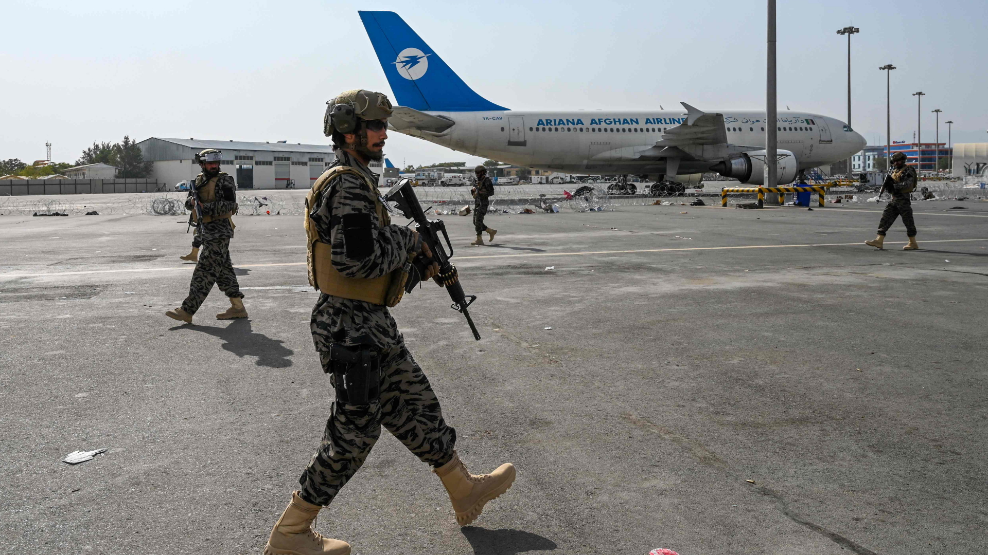 Angehörige der Badri-Spezialeinheit der Taliban patrouilleren auf dem Rollfeld des Kabuler Flughafens. | AFP