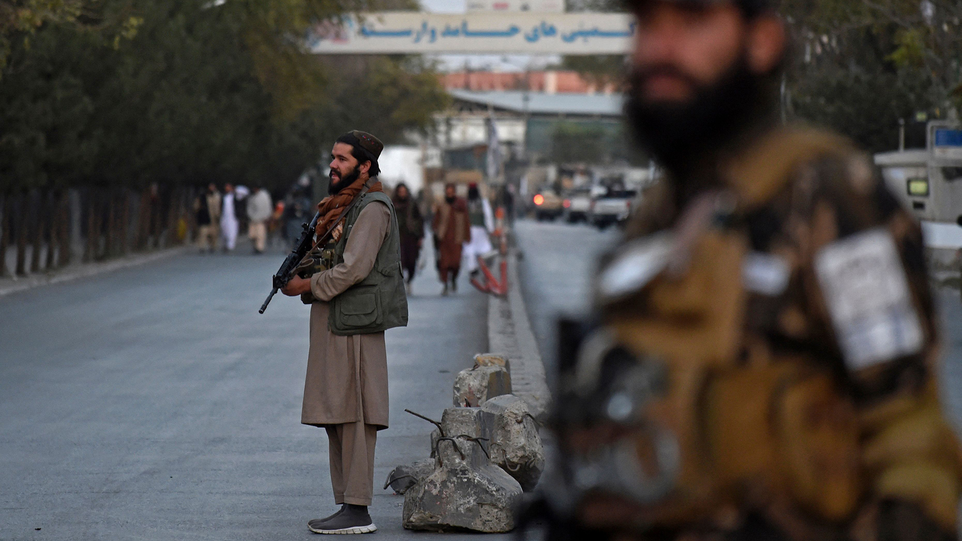 Taliban-Kämpfer stehen in der Nähe des Militärkrankenhauses Sardar Mohammad Dawod Khan in Kabul. | AFP