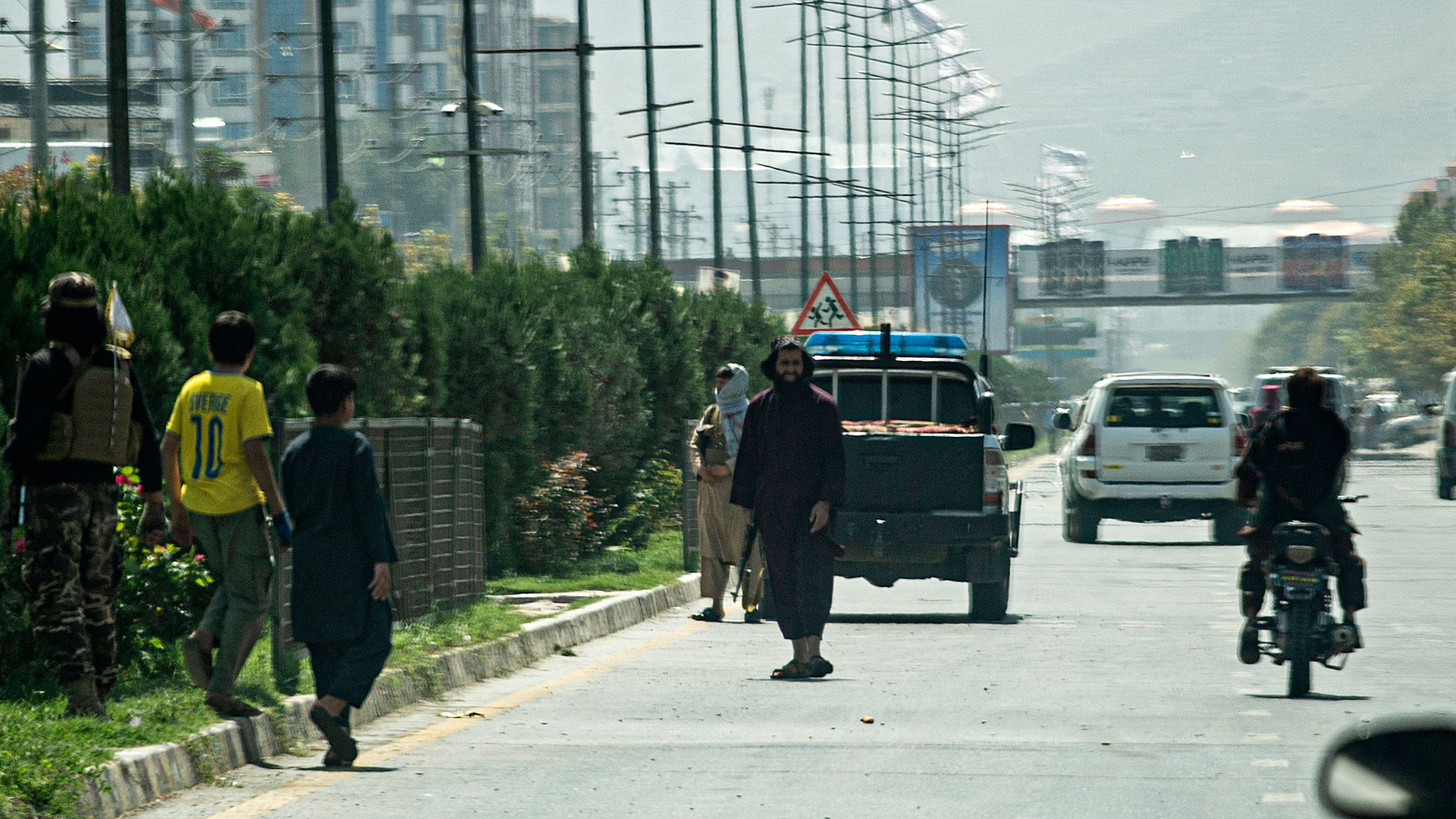 Taliban-Kämpfer stehen entlang einer Straße in der Nähe der russischen Botschaft in Kabul Wache. | AFP