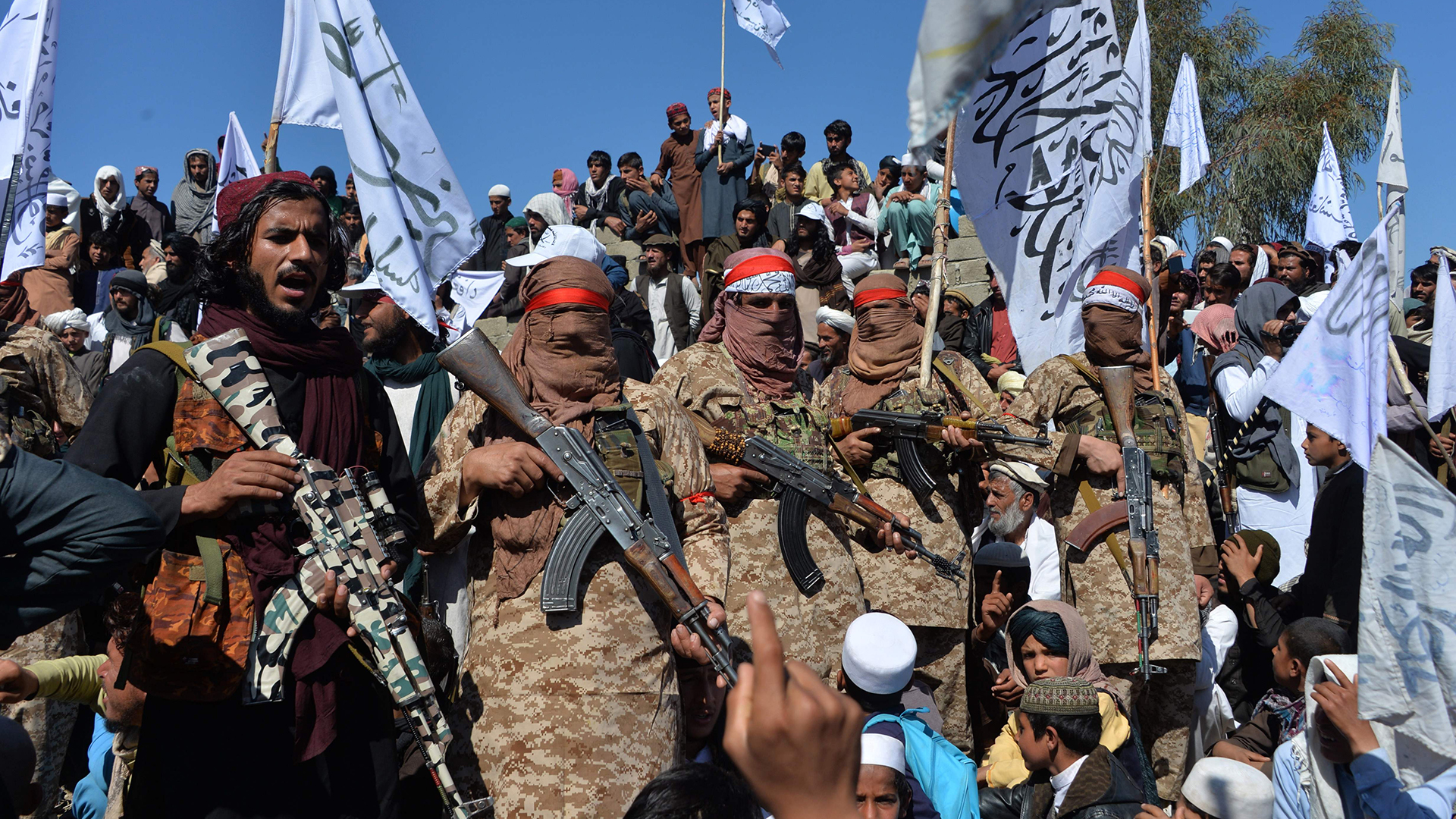 Afghanische Taliban-Kämpfer und Dorfbewohner während einer Versammlung (Archivbild 02.03.2020) | AFP
