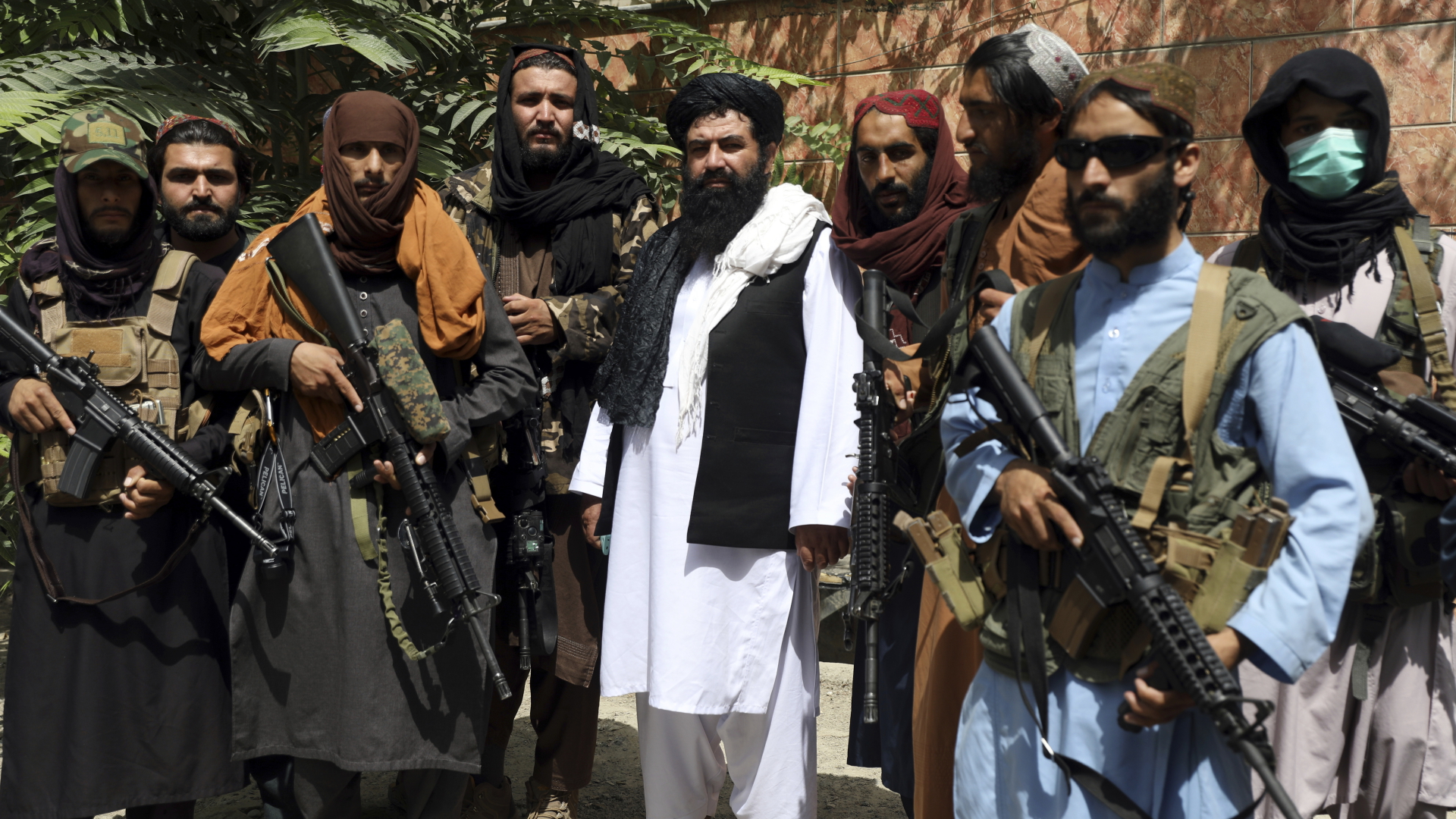 Taliban-Kämpfer stehen in Kabul für ein Foto zusammen. | dpa