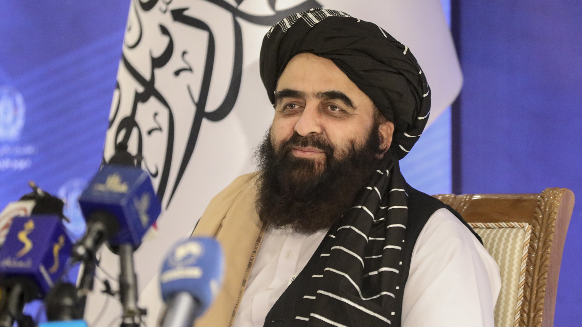  Amir Chan Motaki, Außenminister des neuen Kabinetts der Talibans, nimmt an einer Pressekonferenz teil. | dpa