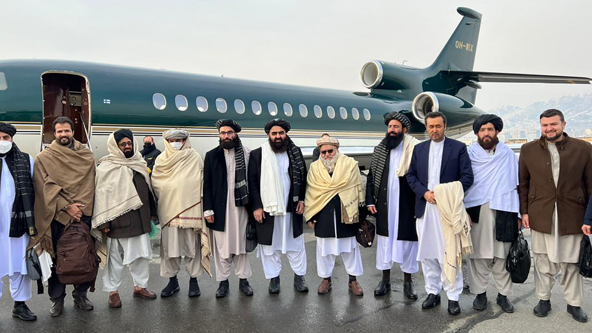 Vertreter der Taliban stehen vor der Abreise nach Oslo vor einem Flugzeug | AFP
