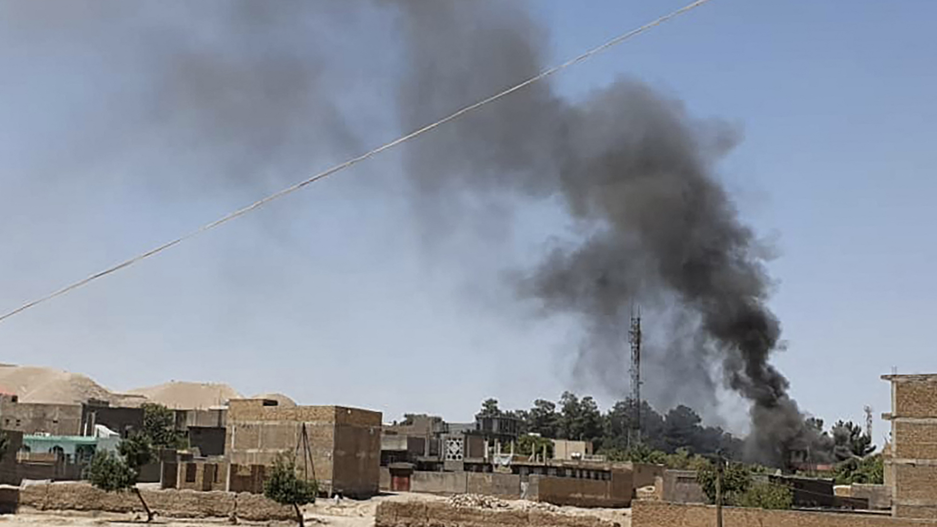 Eine Rauchwolke steigt auf über der Provinzhauptstadt Kala-i-Naw, wo sich Taliban und Militär bekämpfen. | AFP