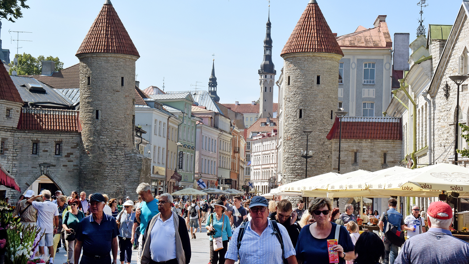 Die von historischen Türmen und Stadtmauern umschlossene, kopfsteingepflasterte Altstadt von Tallinn. | picture alliance/dpa