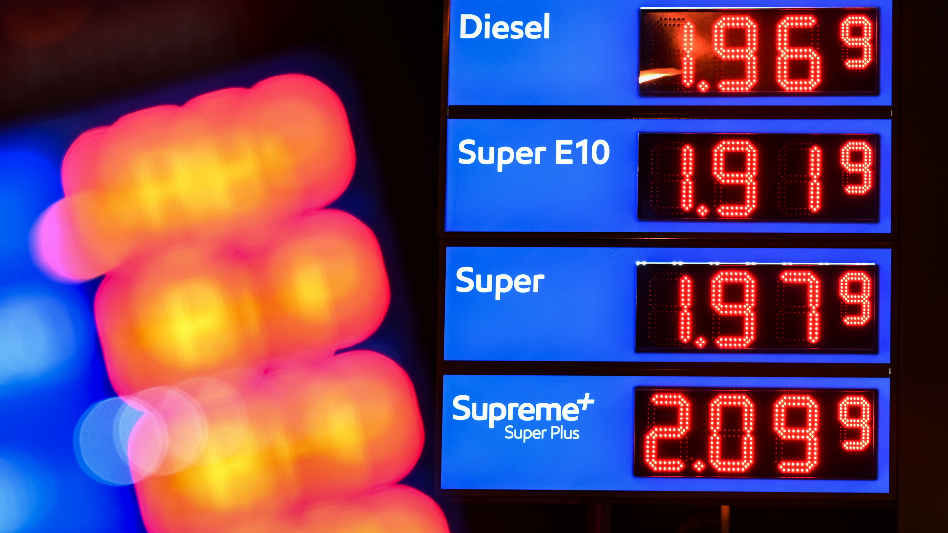 Auf einer Anzeige an einer Tankstelle in Göttingen werden am 4. September 2022 die Preise für Diesel, Super E10 und Super-Benzin angezeigt. | dpa