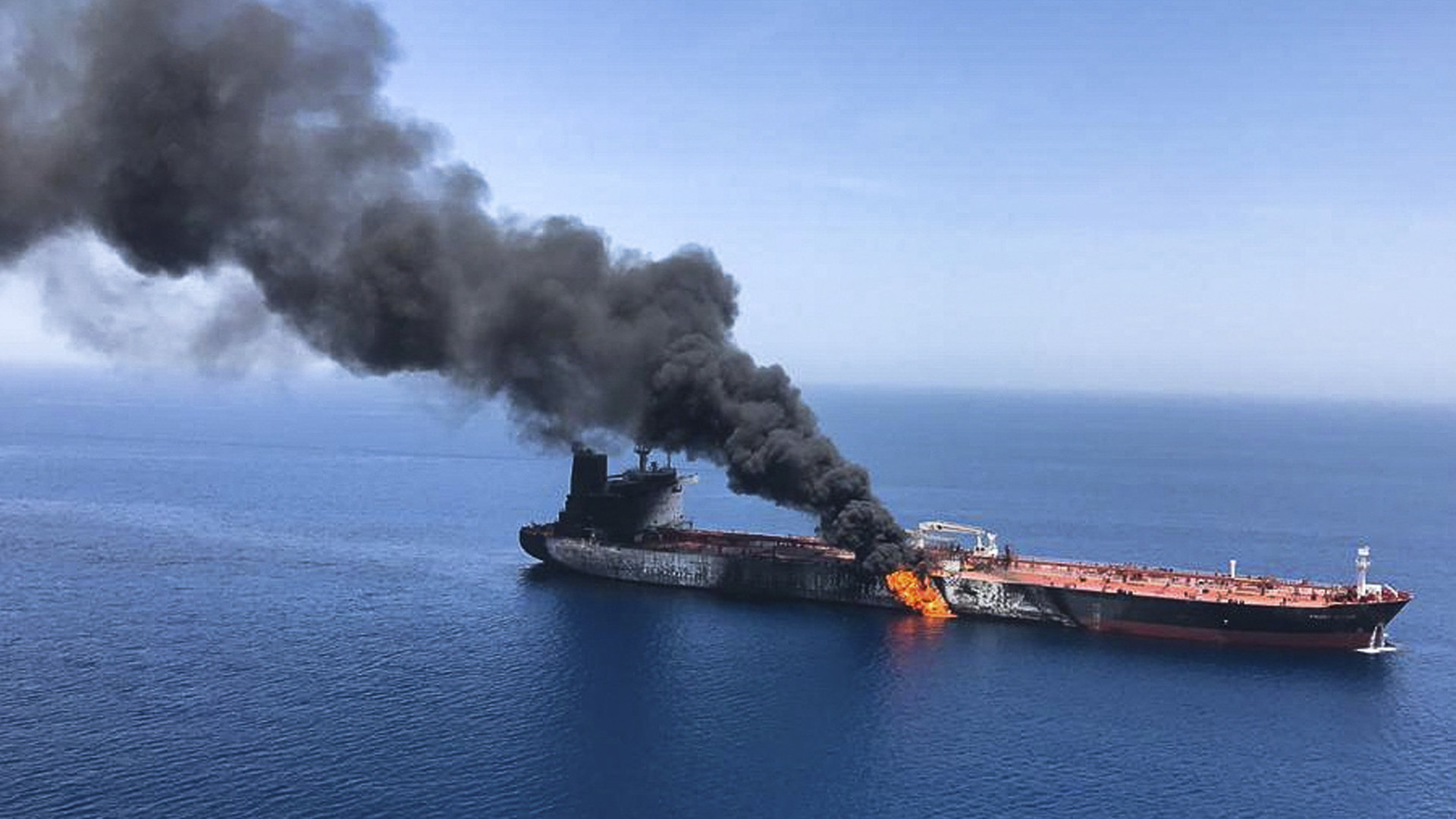 Der brennende Tanker im Golf von Oman | AP