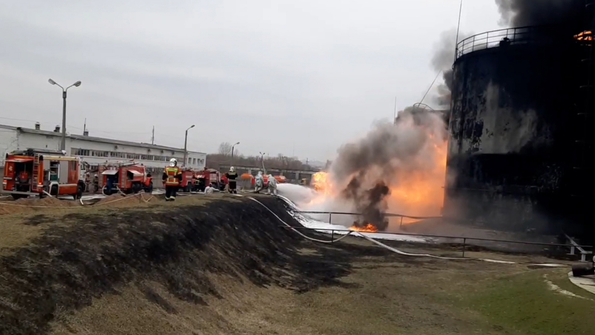 Feuerwehrleute löschen einen Brand in einem Treibstofflager in der russischen Stadt Belgorod. | EPA