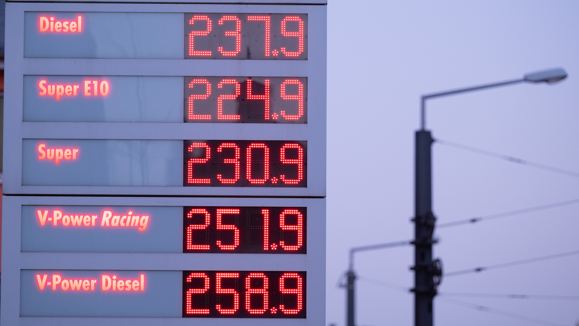 Eine Preistafel zeigt an einer Tankstelle die Benzinpreise an. 