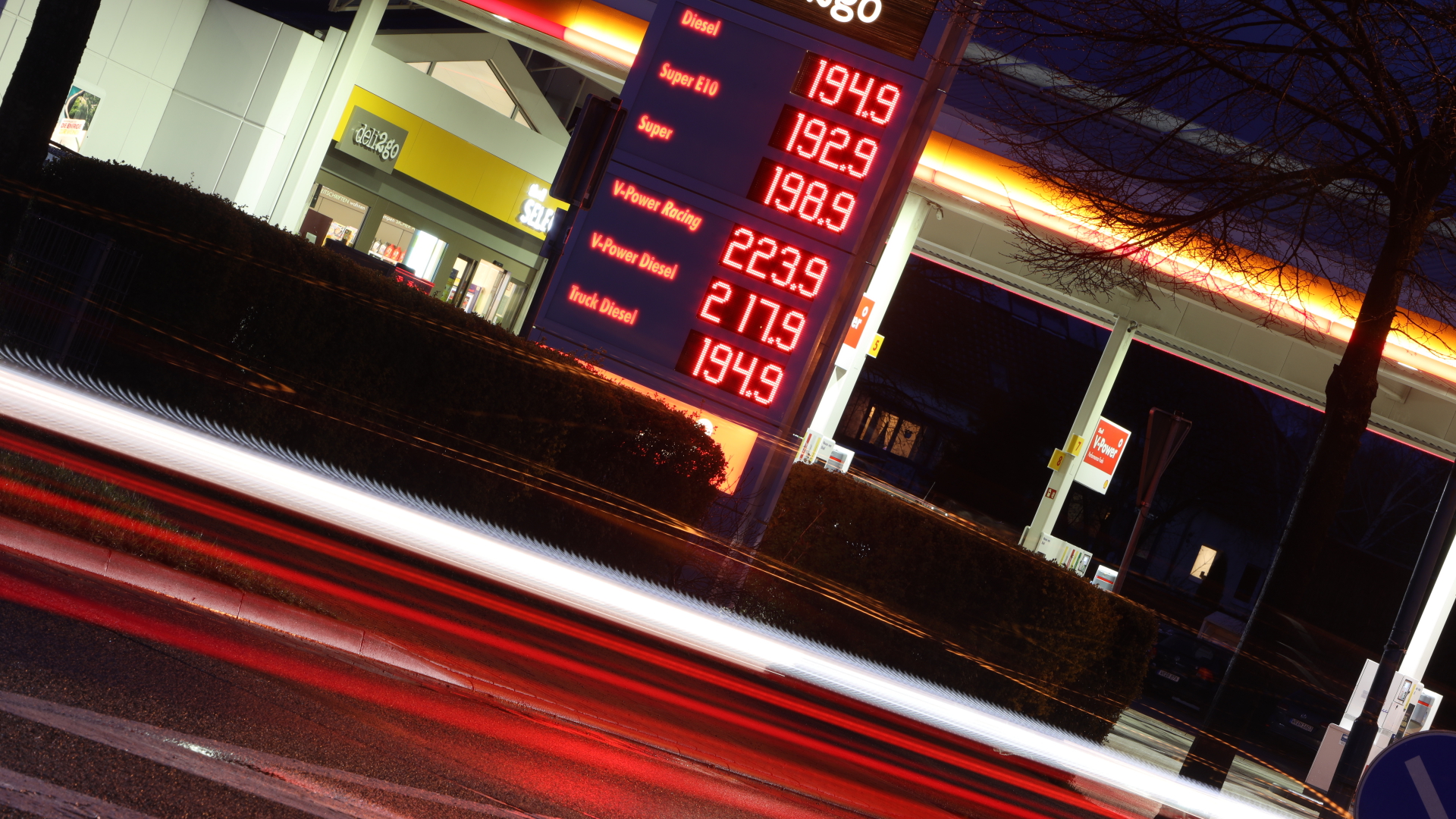 Spritpreise werden an der Preistafel einer Tankstelle angezeigt | dpa