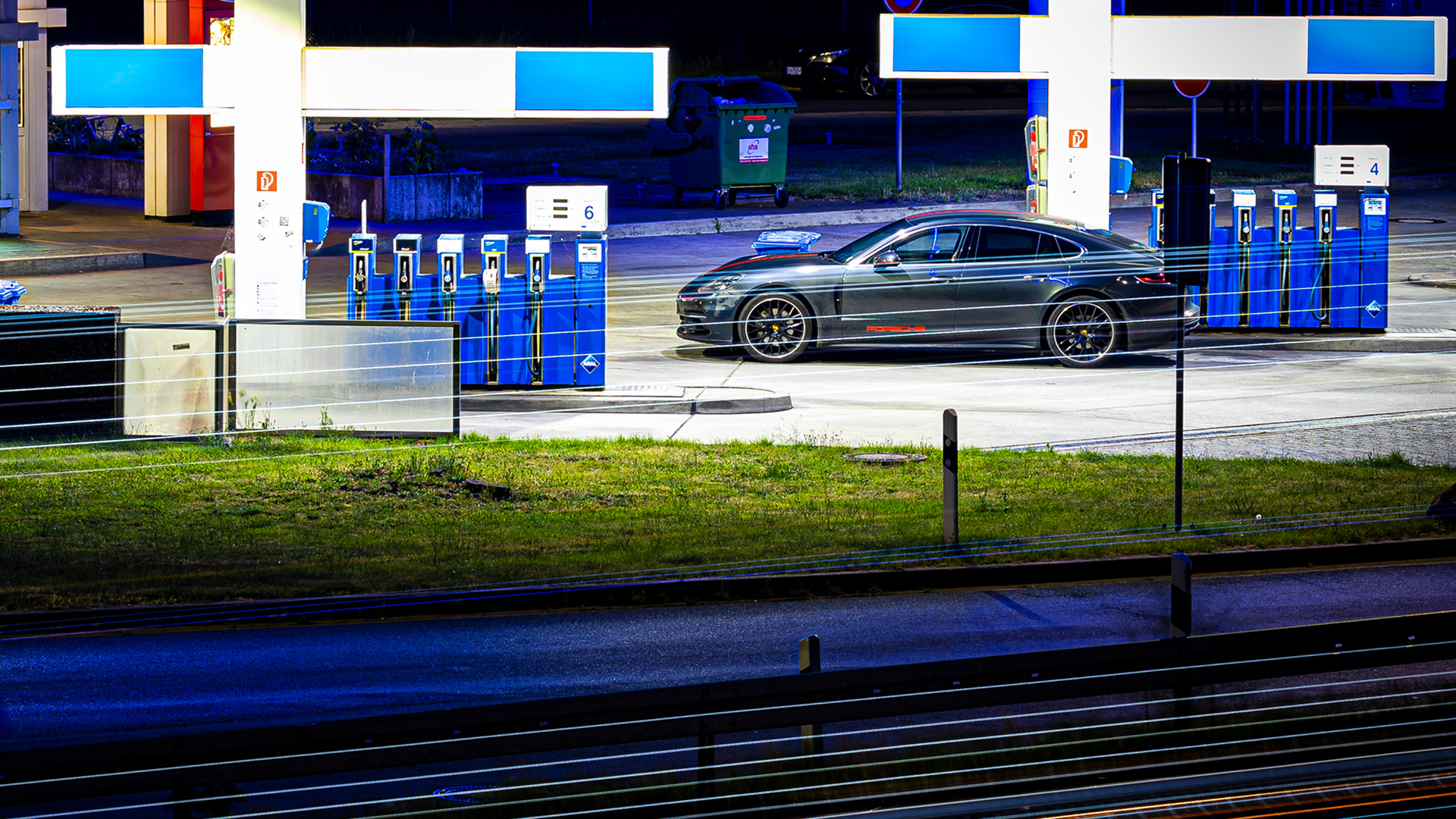 Ein Auto steht am frühen Morgen an einer Tankstelle auf dem Rasthof Lehrter See Nord. | dpa