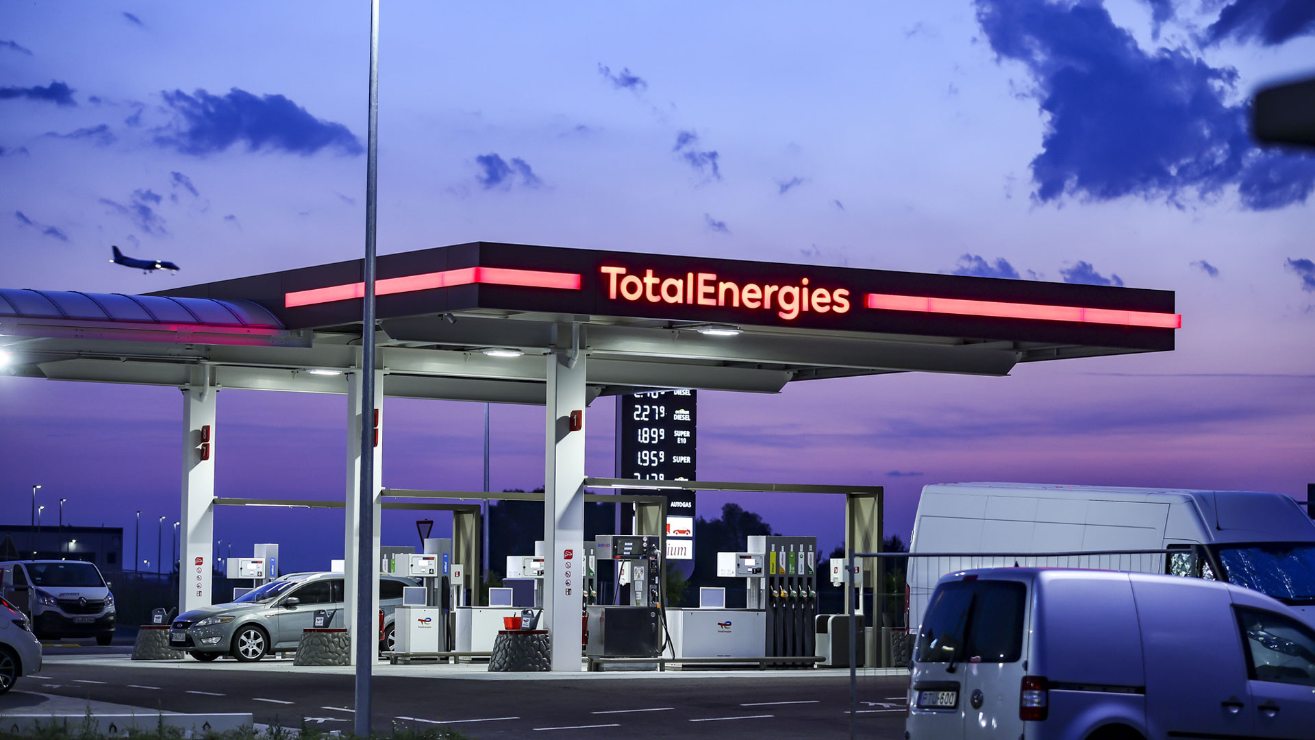 Eine Tankstelle der TotalEnergies SE im Morgenlicht | picture alliance/dpa