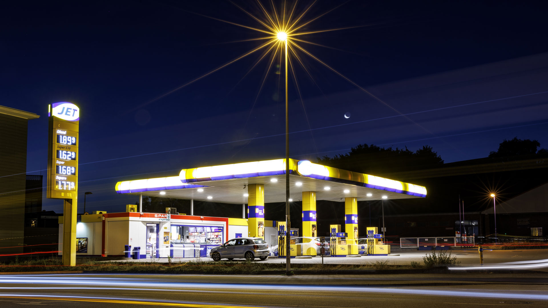 Fahrzeuge werden in den frühen Morgenstunden an einer Tankstelle in der Kieler Innenstadt betankt. | picture alliance/dpa