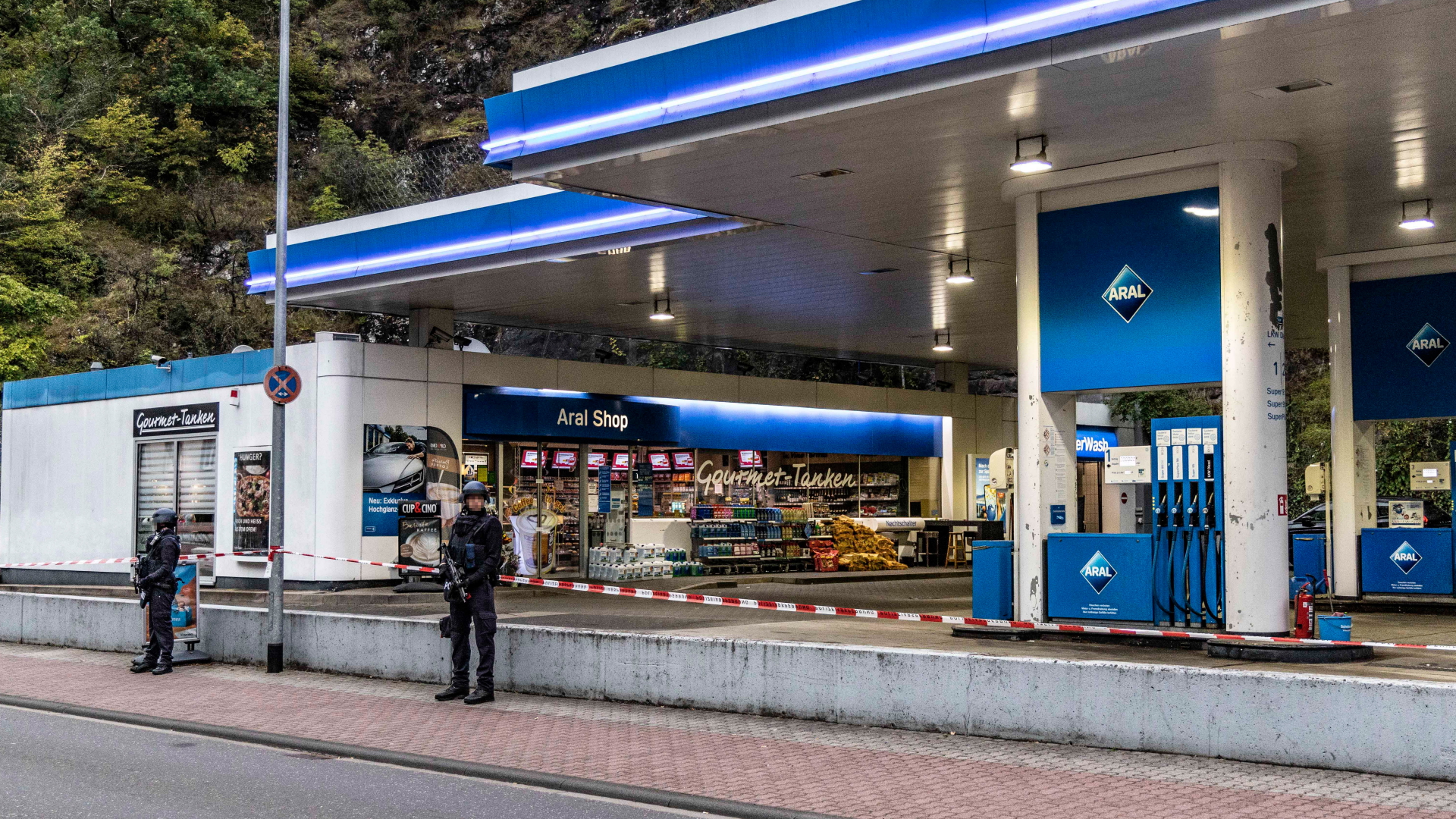 Polizisten stehen an einer Tankstelle in Idar-Oberstein (Archiv)