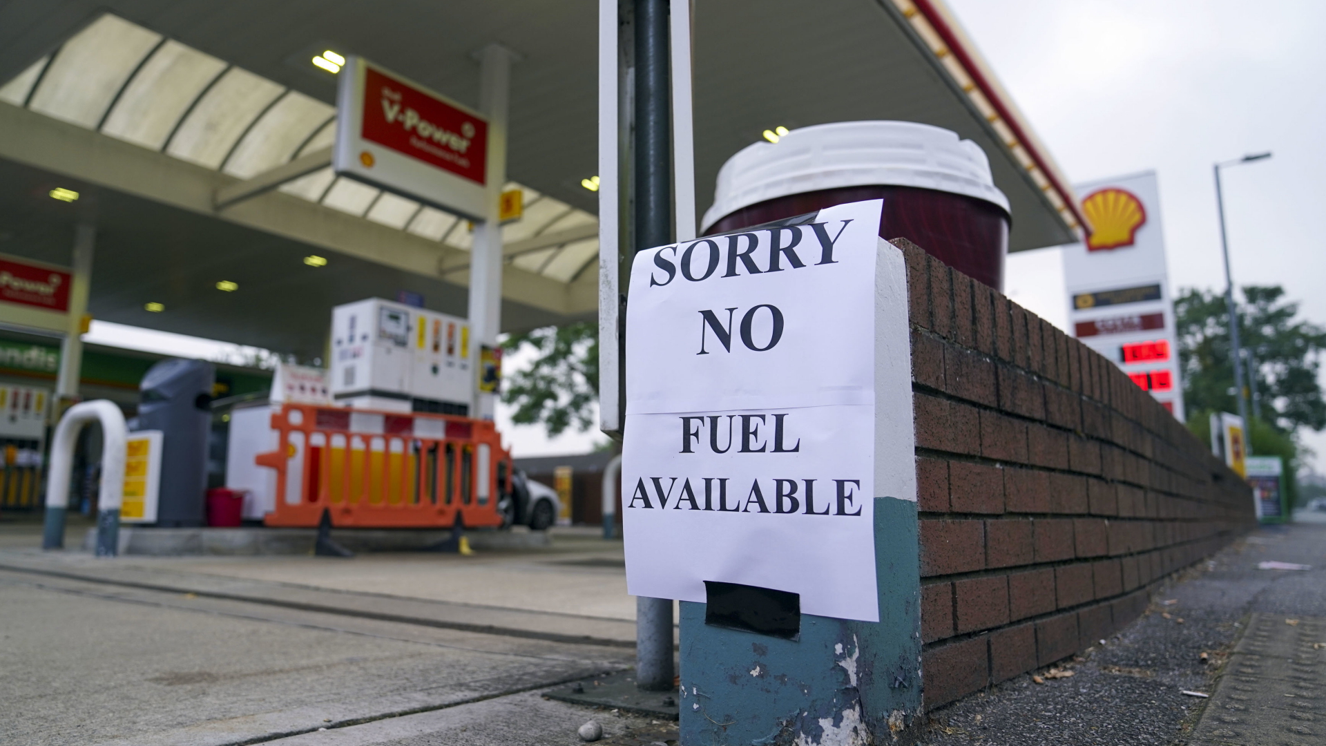 Ein Zettel mit der Aufschrift "Entschuldigung, kein Benzin verfügbar" ist an einer Tankstelle in Großbritannien angebracht.