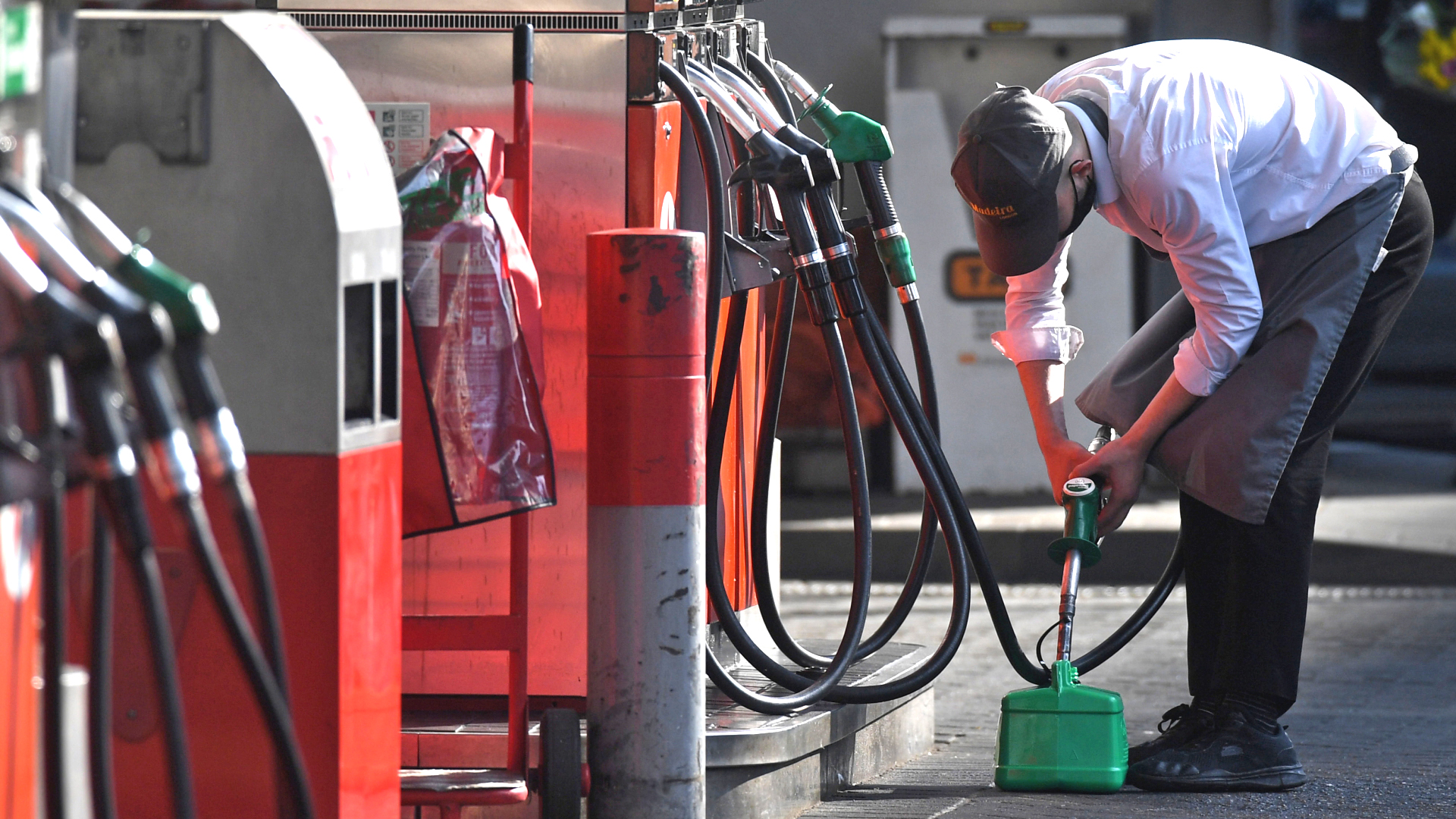 An einer Londoner Tankstelle füllt ein Mann Treibstoff von der Zapfsäule in einen kleinen Kanister ab. | EPA
