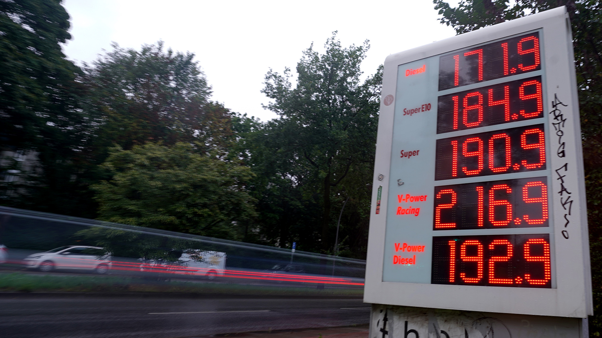 Blick auf die Benzin- und Dieselpreise an einer Tankstelle am frühen Morgen.