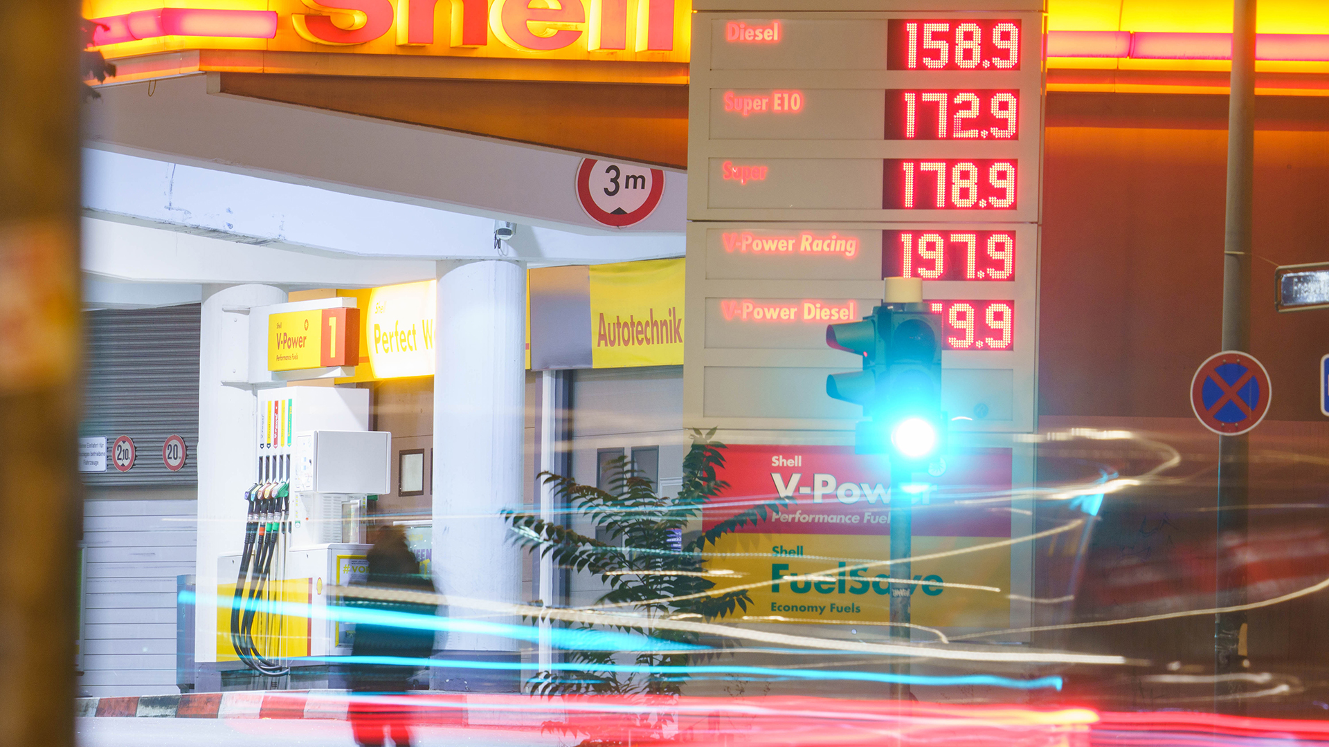 Blick auf die Preistafel einer Tankstelle in Frankfurt/Main. | dpa