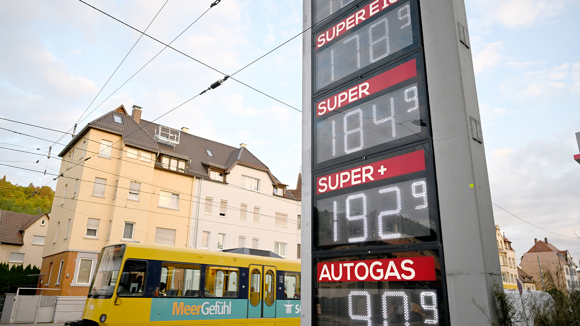Preise für Kraftstoff auf der Anzeigentafel einer Stuttgarter Tankstelle | dpa