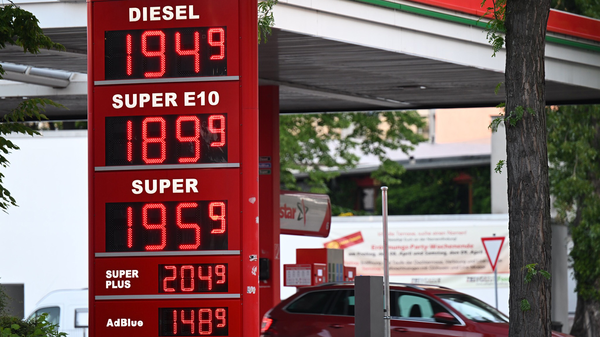 Preise für Kraftstoff werden an einer Anzeigentafel einer Tankstelle angezeigt. | dpa