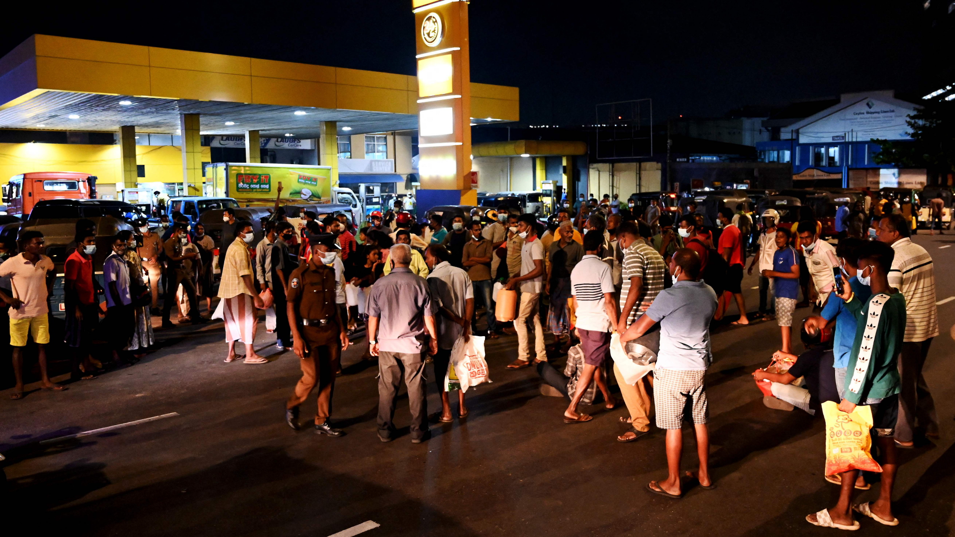 Dutzende Menschen warten vor einer Tankstelle in Sri Lanka  | AFP