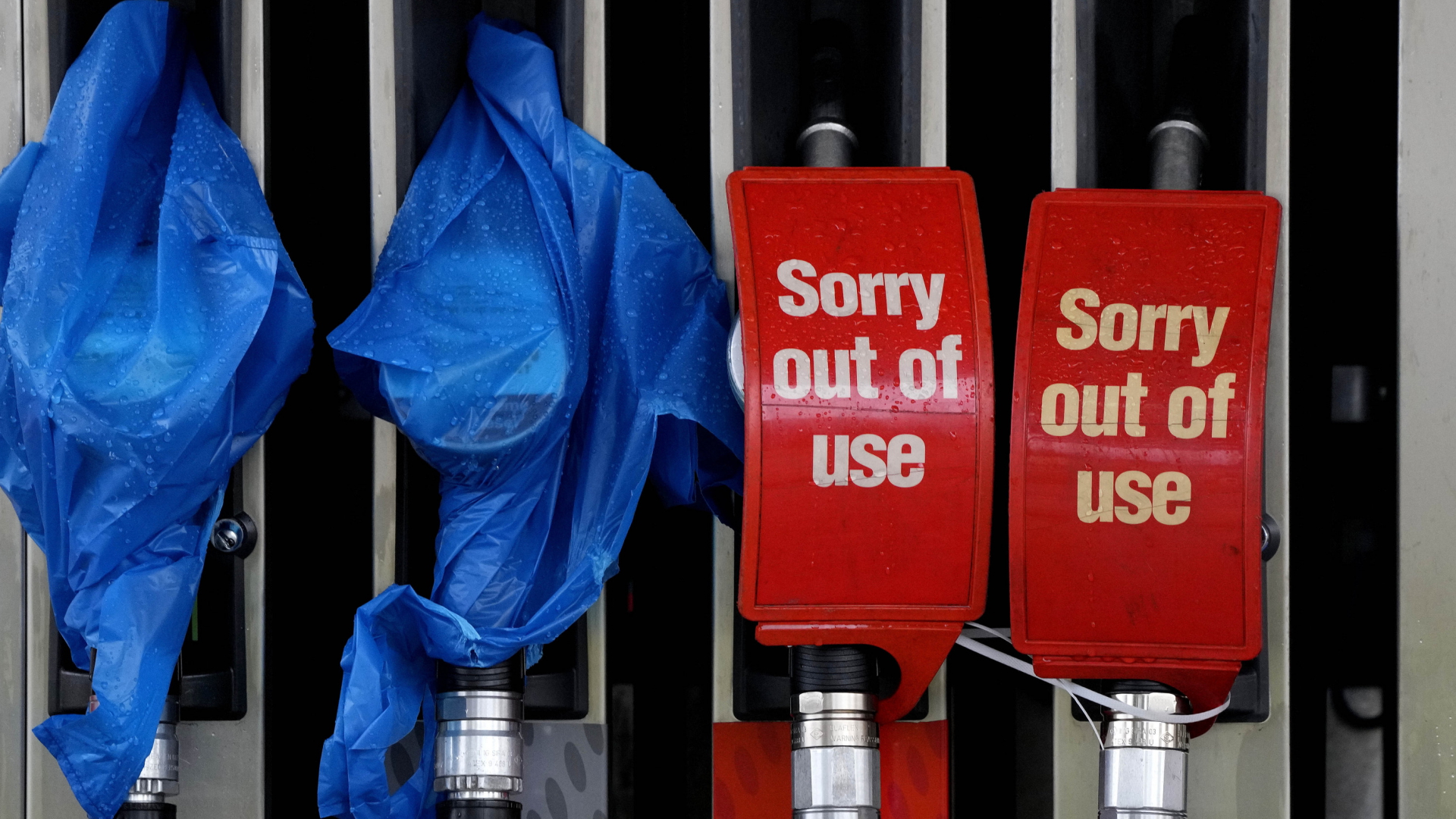 Zwei Zapfhähne einer britischen Tankstelle sind wegen der Versorgungskrise mit Kraftstoff außer Betrieb | AP