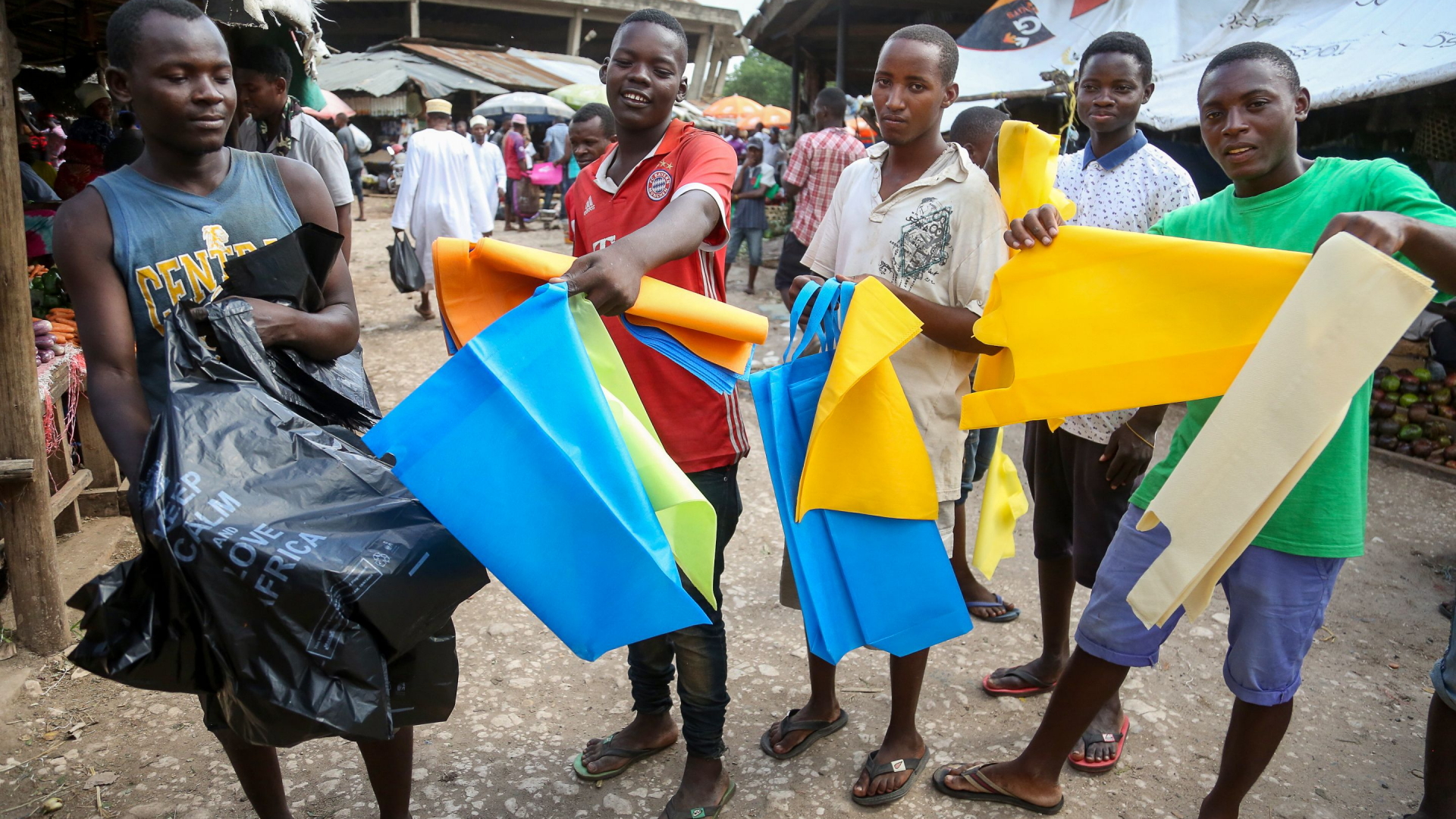 Verkäufer bieten auf einem Markt in Tansania wiederverwertbare Einkaufstaschen zum Verkauf an. | AFP