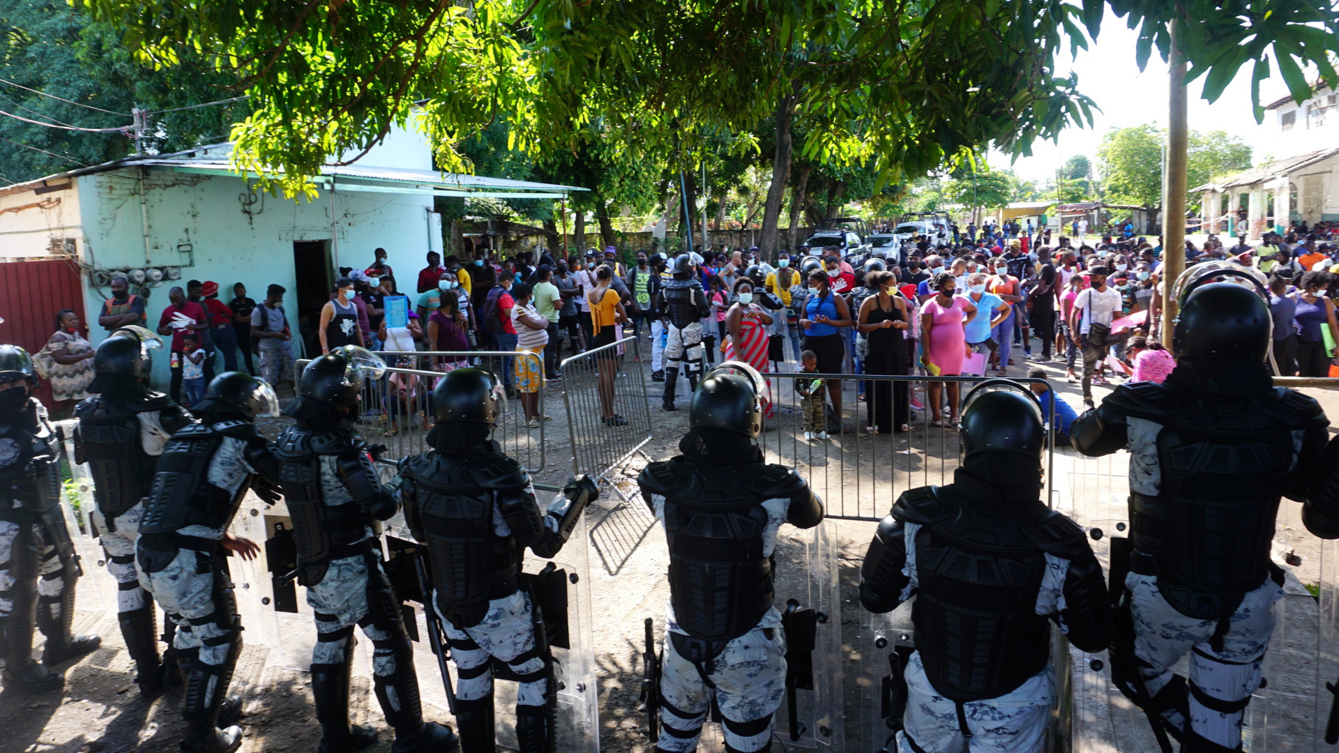 Mitglieder der Nationalgarde sperren in Tapachula (Mexiko) eine Straße ab, um Migranten zu stoppen. | EPA
