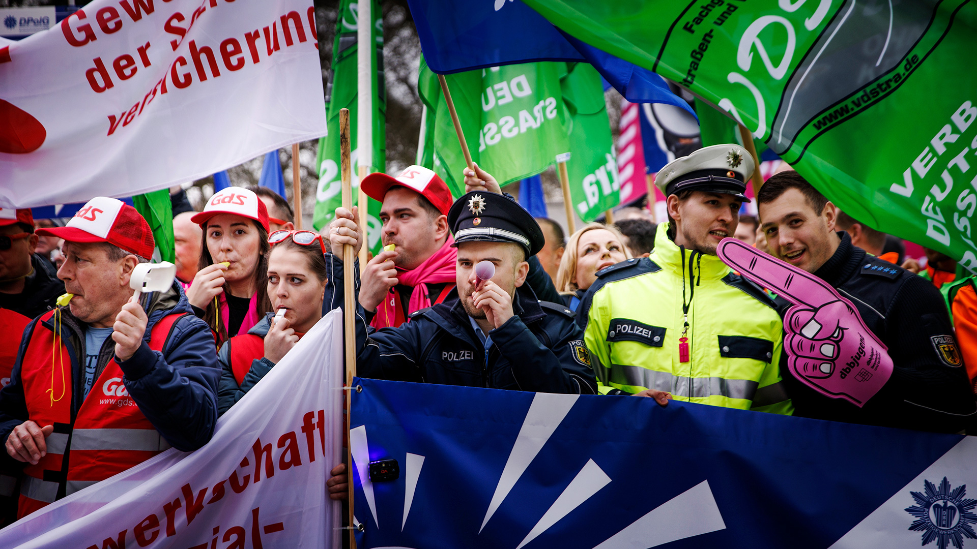 Demonstrantinnen bei einer Protestaktion der Gewerkschaft ver.di und des Beamtenbunds dbb in Potsdam. | dpa