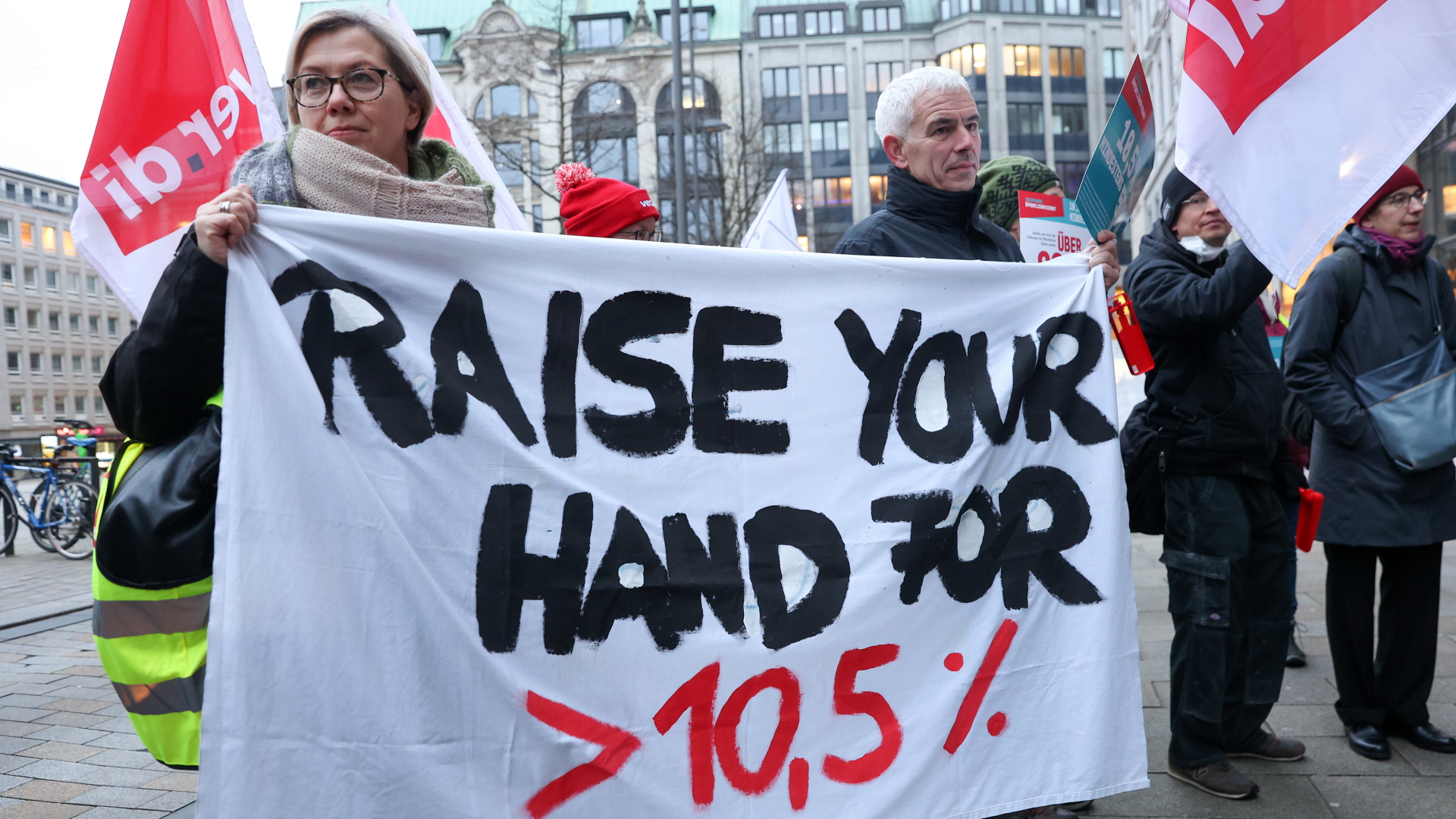 Beschäftigte im öffentlichen Dienst demonstrieren in Hamburg und halten ein Transparent mit der Aufschrift "Raise your Hand for > 10,5 %". | dpa