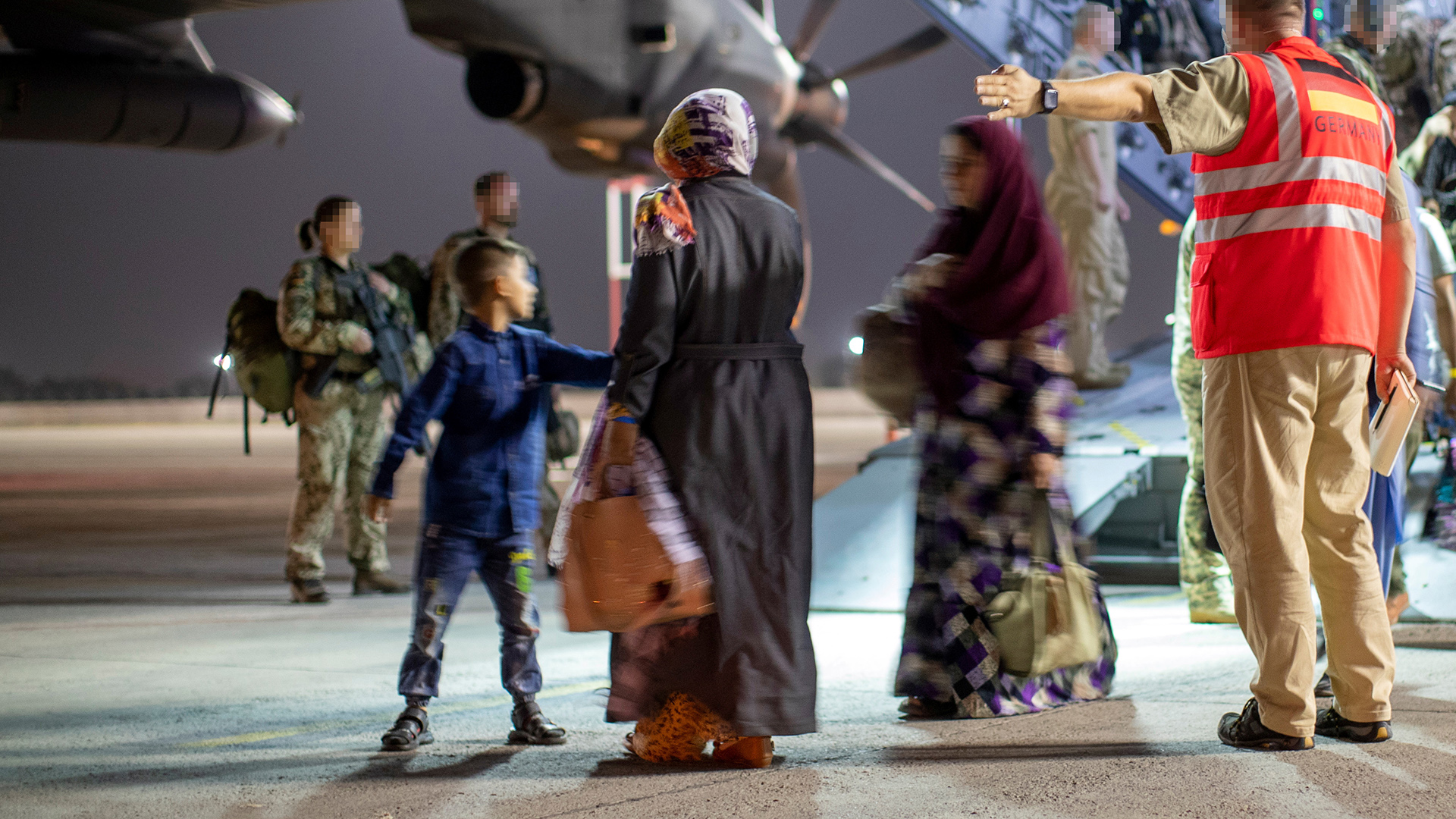 Ein Handout-Foto, das über den Twitter-Account @Bw_Einsatz der Bundeswehr, zeigt Personal und evakuierte Menschen in Taschkent, Usbekistan. (Bild vom 21.08.21 | via REUTERS