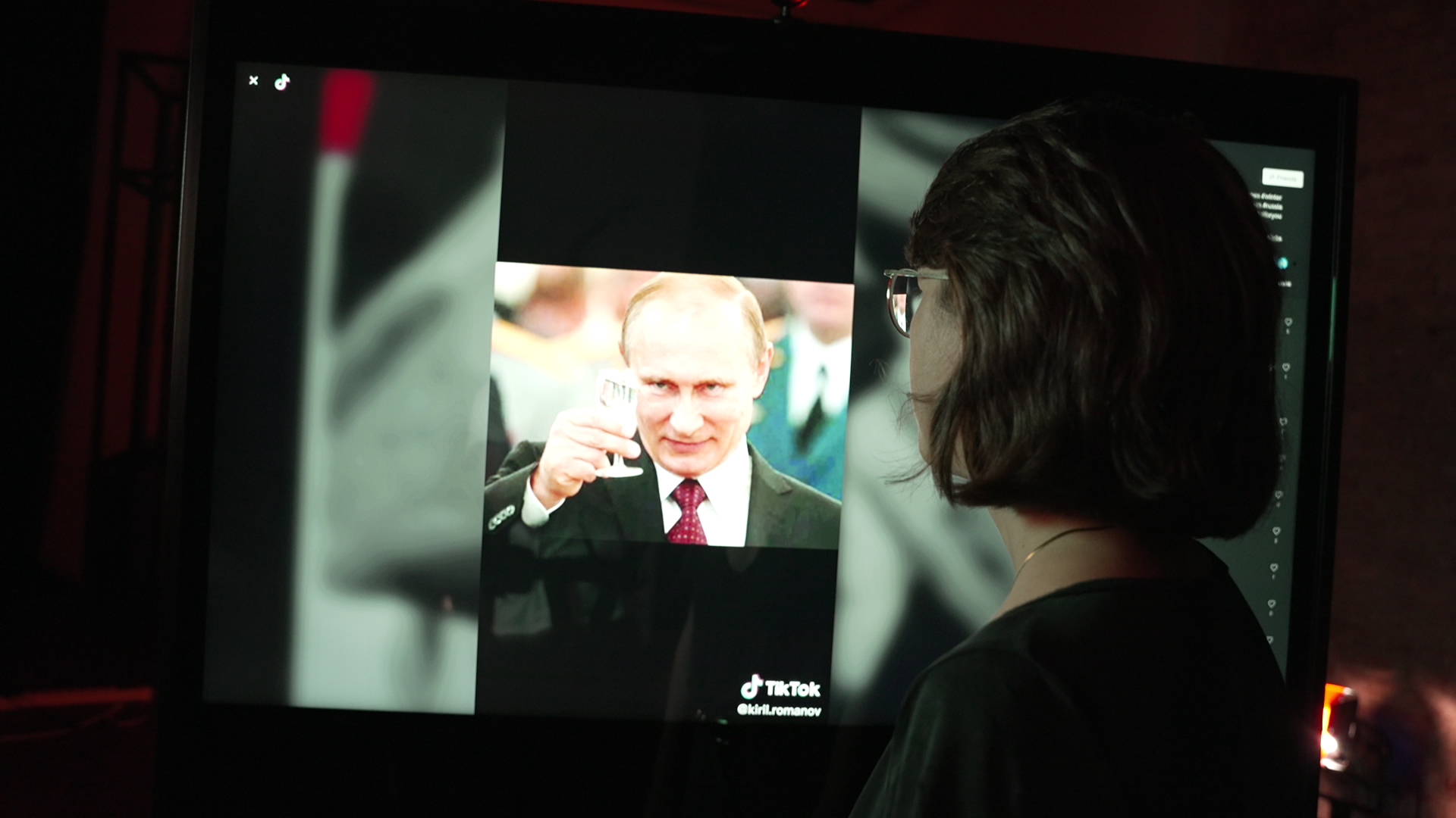 Tasnim Rödder vor einem Monitor, auf dem ein Bild von Putin in einem TikTok-Stream zu sehen ist. | SWR