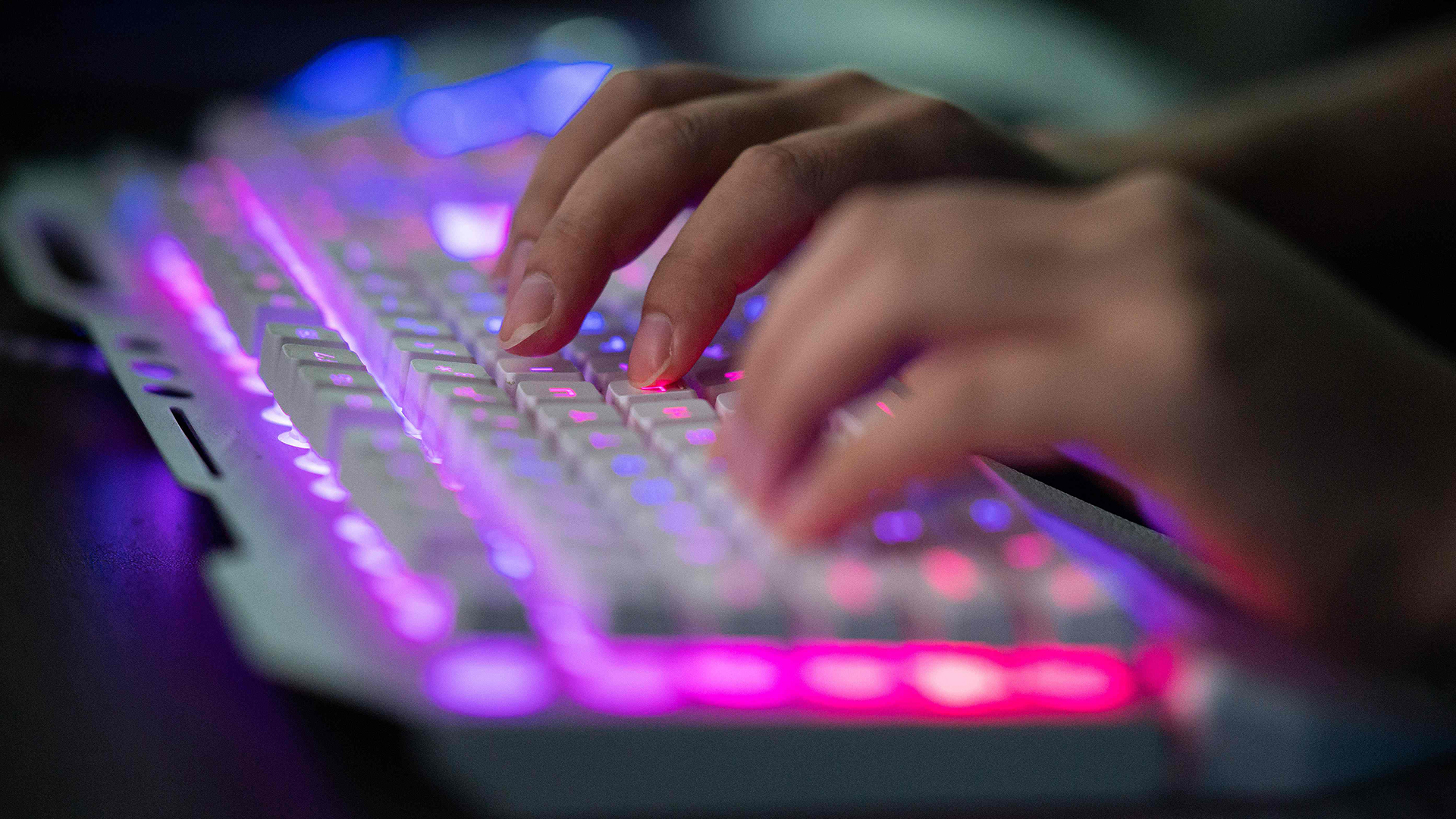 Zwei Hände liegen auf einer Computer-Tastatur. | AFP