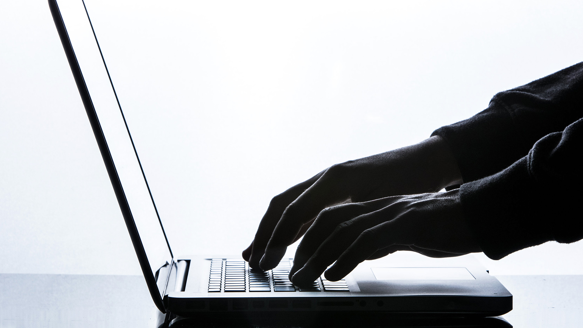 Ein Mann tippt auf der Tastatur eines Laptops | dpa