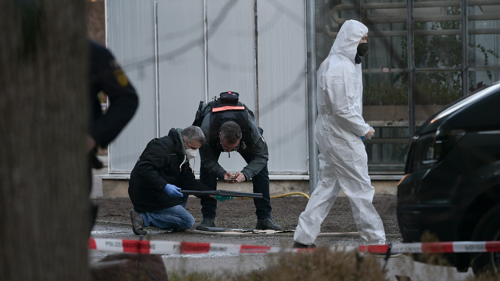 Polizeibeamte untersuchen eine Waffe am Gelände der Heidelberger Universität. | dpa